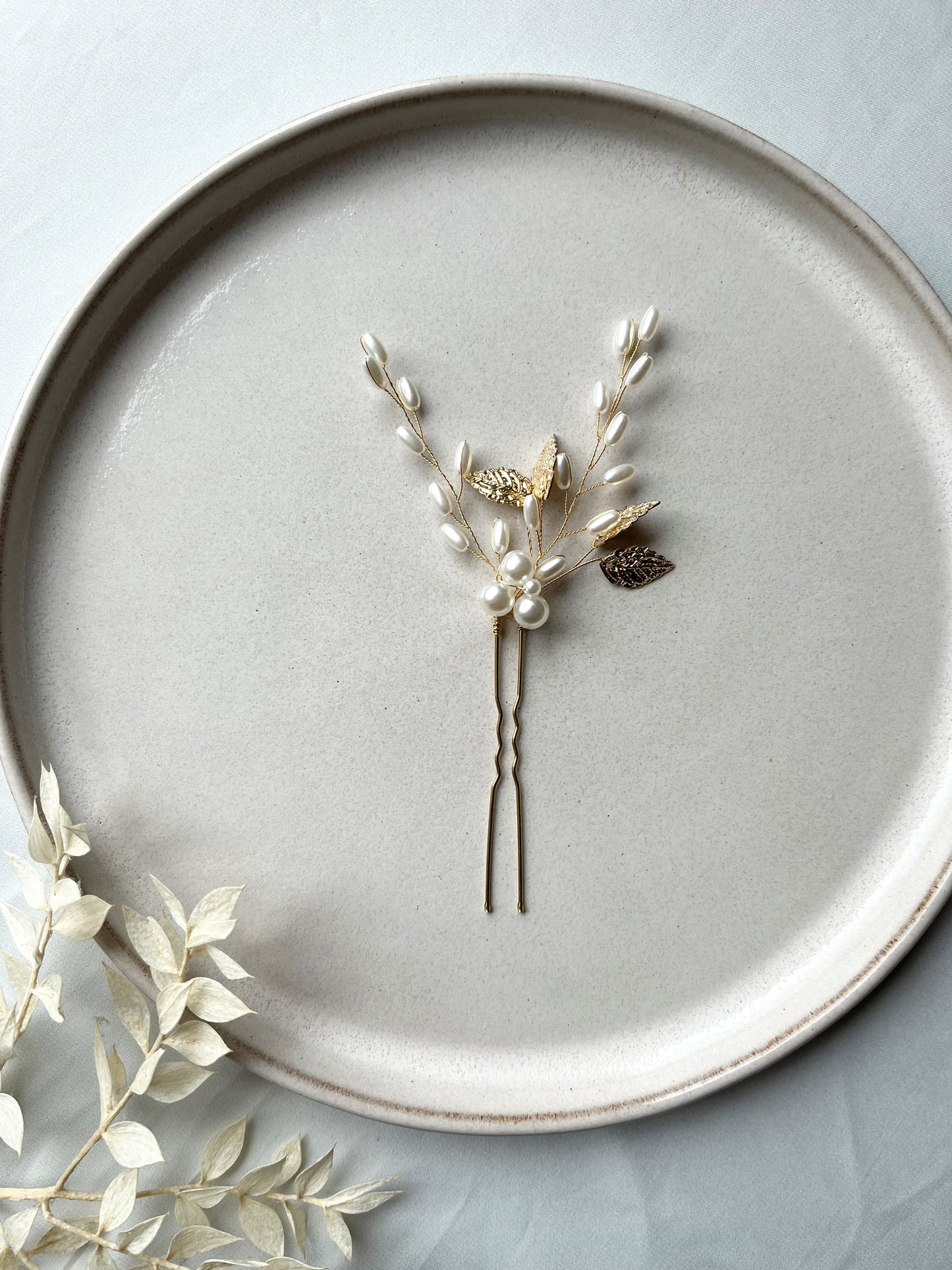 Vergoldete Haarnadel filigran im Boho Stil – Perlen & Blätter für Braut & Anlass