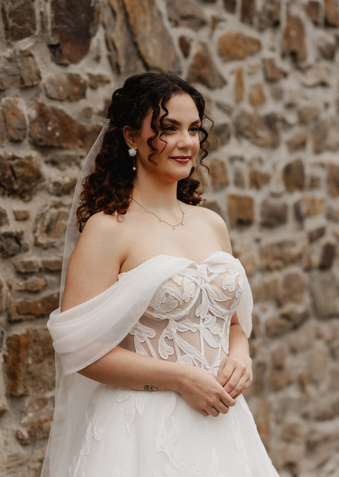 Wandelbare Brautohrringe mit Blüte & Süßwasserperle – Goldfarbene Edelstahlstecker | 2-in-1 Design für Hochzeit & besondere Anlässe
