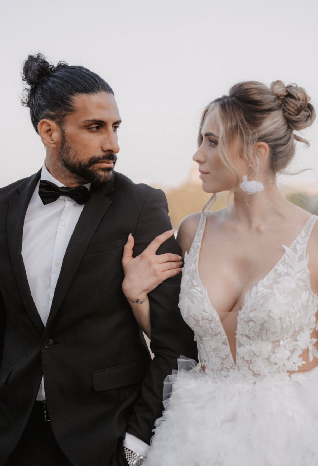 Vergoldete Creolen mit Stoffblüten – leichte Brautohrringe aus Edelstahl