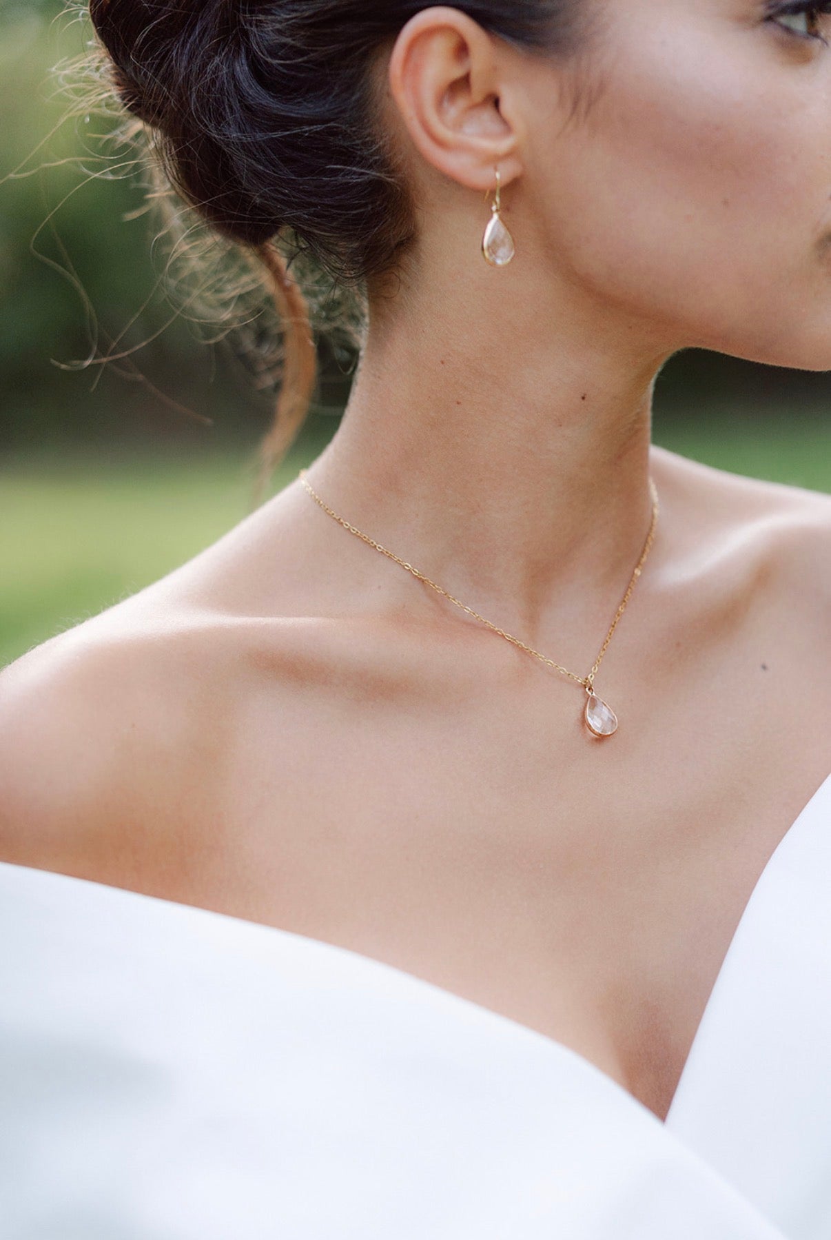Kleine Tropfenohrringe für die Braut – Zarter Brautschmuck mit Glastropfen in Gold oder Silber