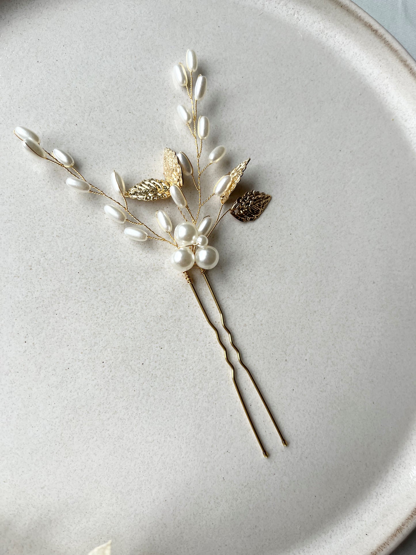 Vergoldete Haarnadel filigran im Boho Stil – Perlen & Blätter für Braut & Anlass