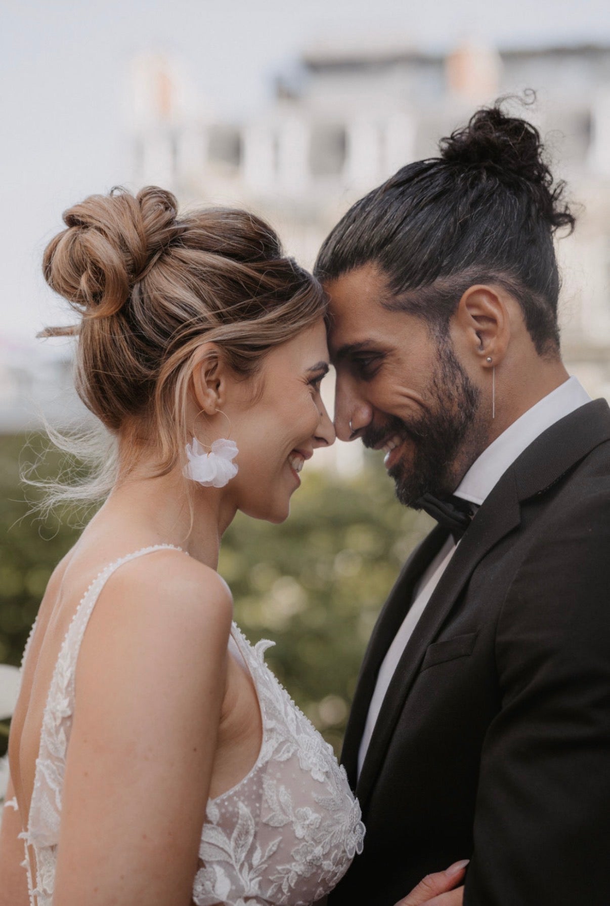 Vergoldete Creolen mit Stoffblüten – leichte Brautohrringe aus Edelstahl