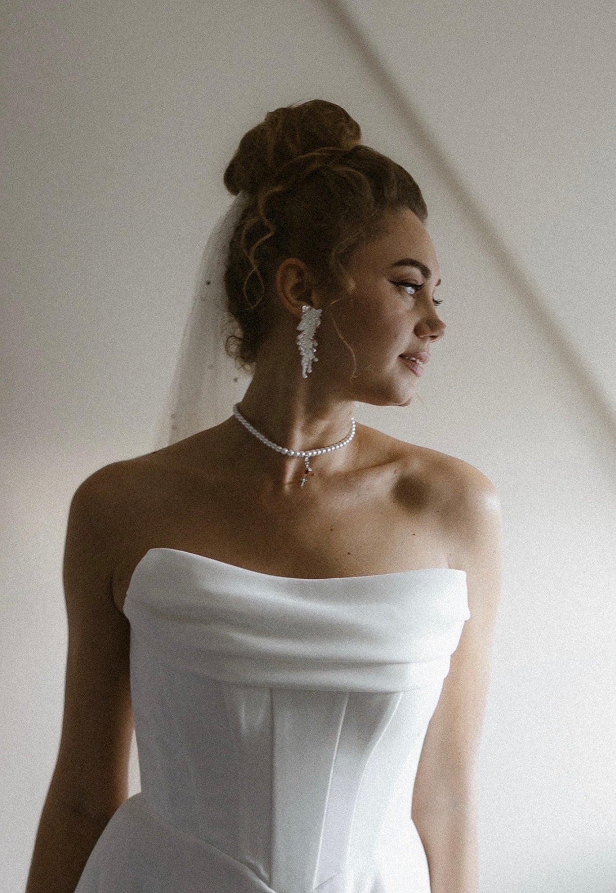 Vergoldete Braut Ohrstecker mit Stoffblüten – leichte Ohrringe aus Edelstahl