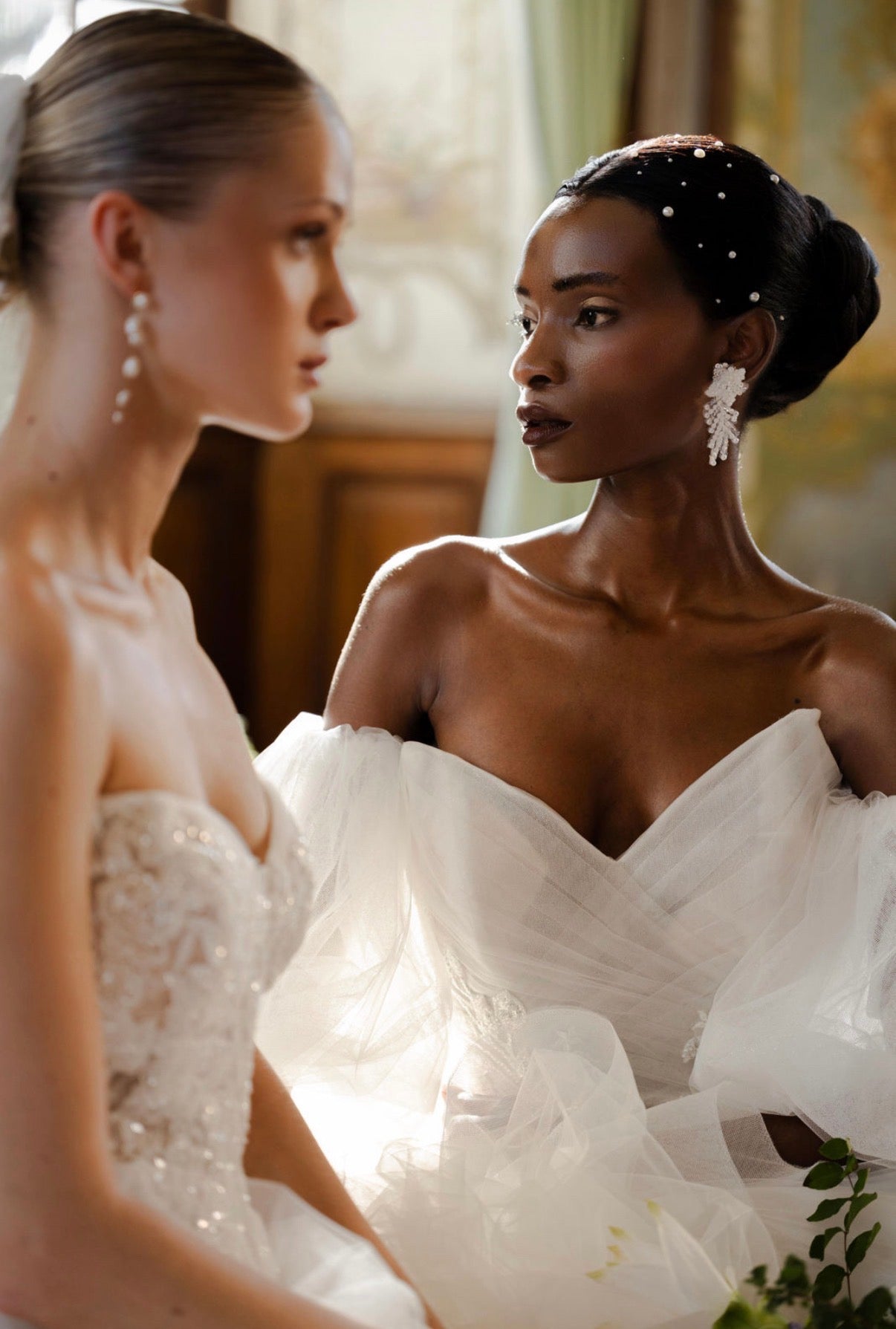 Vergoldete Braut Ohrstecker mit Stoffblüten – leichte Ohrringe aus Edelstahl