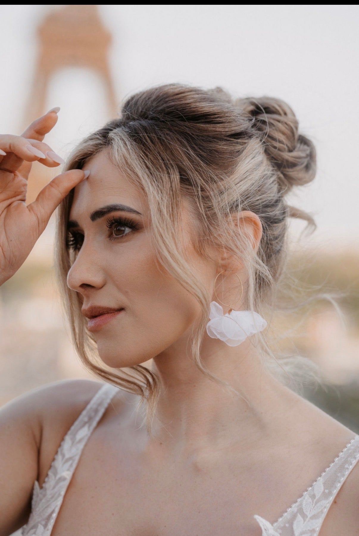 Vergoldete Creolen mit Stoffblüten – leichte Brautohrringe aus Edelstahl