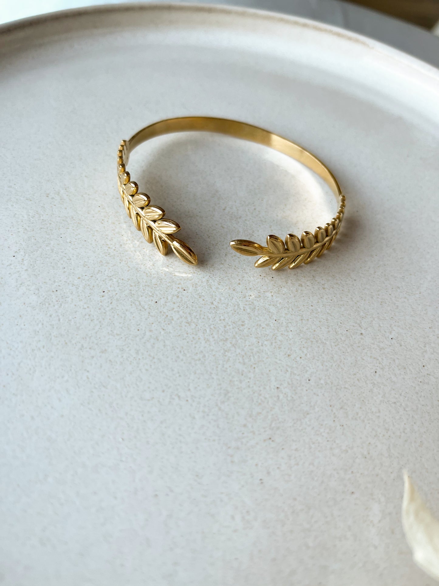 Vergoldeter Blattarmreif aus Edelstahl – moderner Armreif im Boho Stil