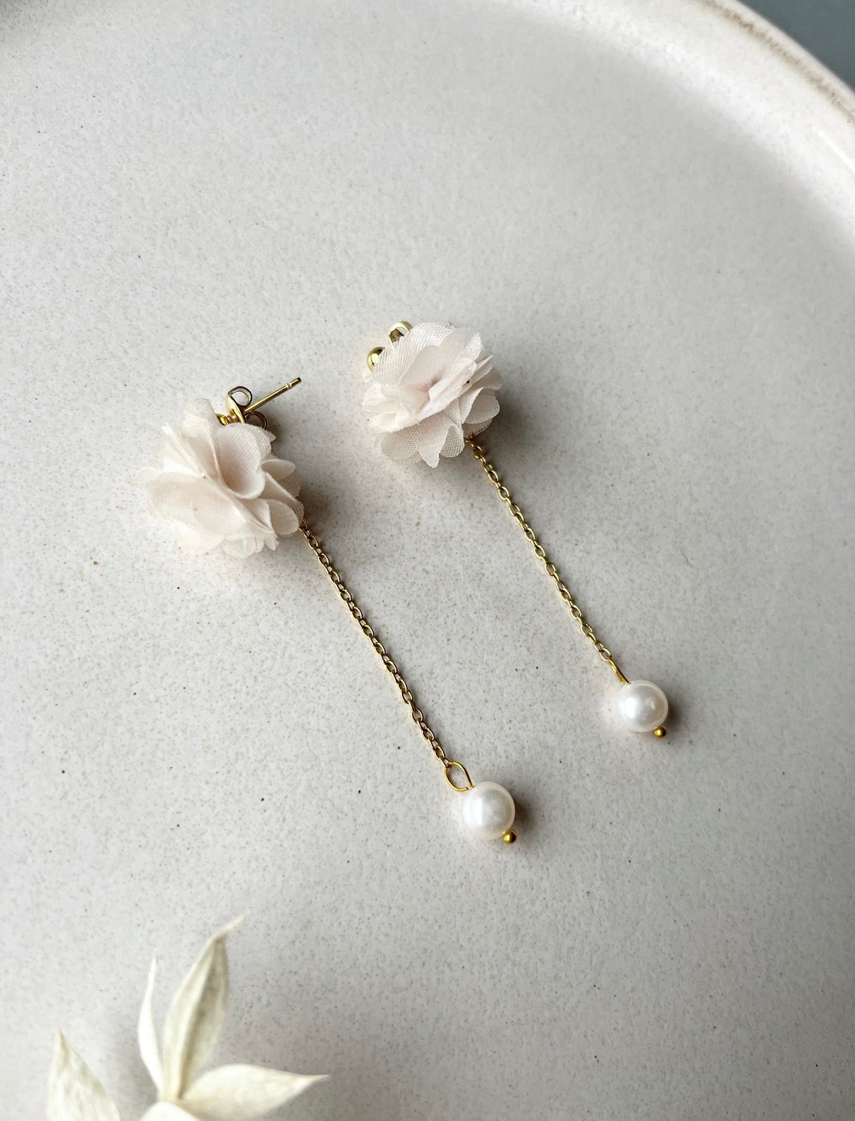Vergoldete Ohrstecker mit Blüte & Perle – wandelbare Ohrringe aus Edelstahl