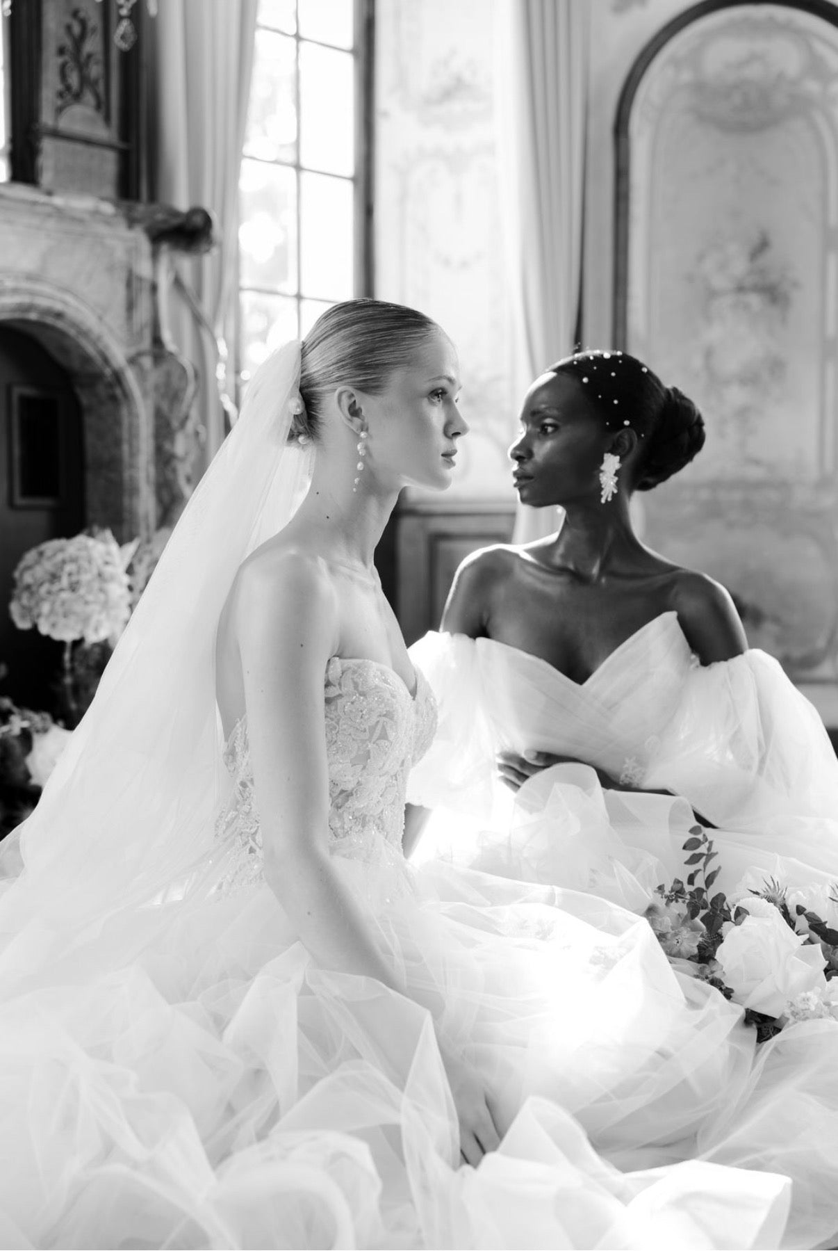 Vergoldete Braut Ohrstecker mit Stoffblüten – leichte Ohrringe aus Edelstahl