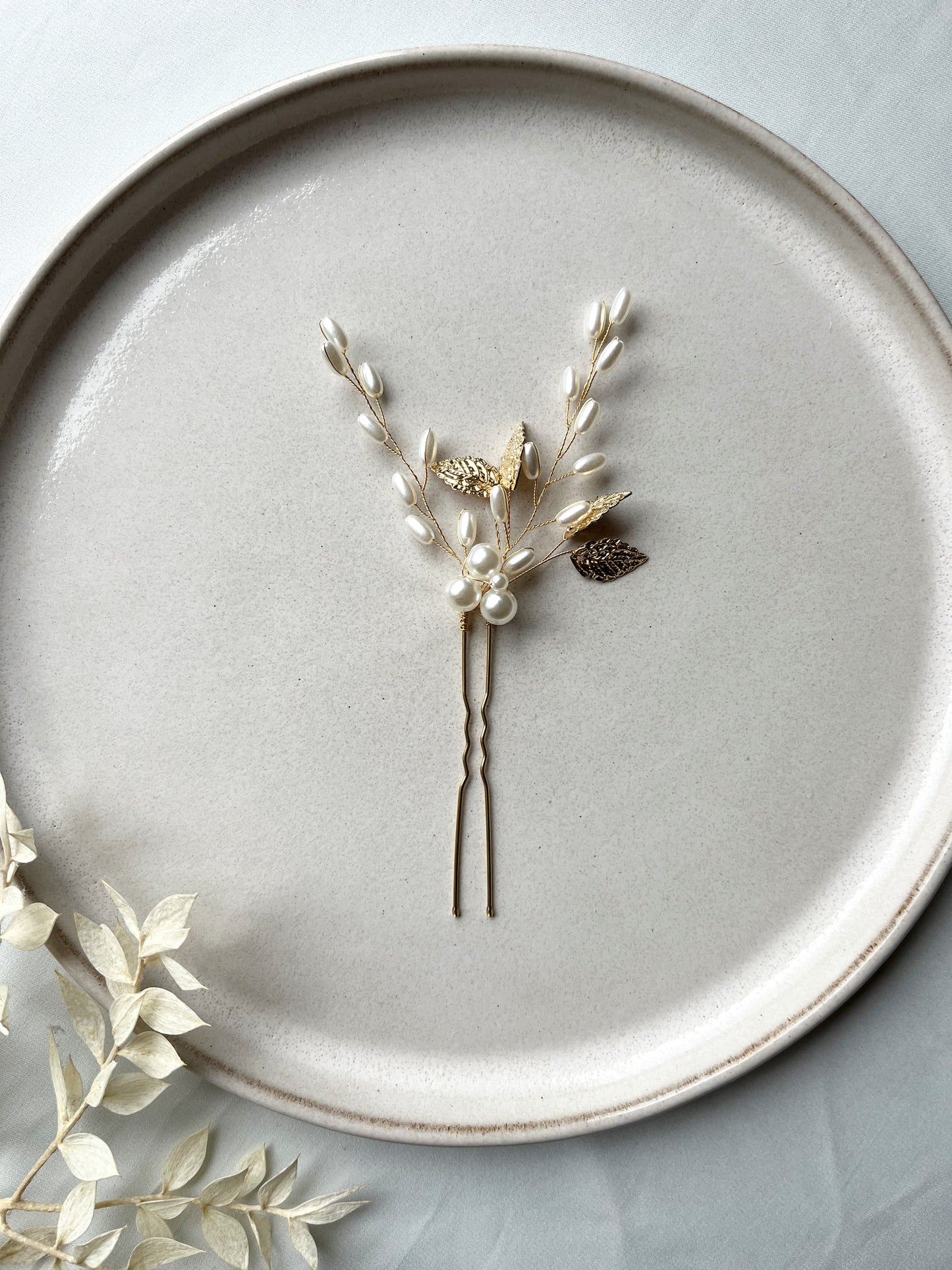 Vergoldete Haarnadel filigran im Boho Stil – Perlen & Blätter für Braut & Anlass