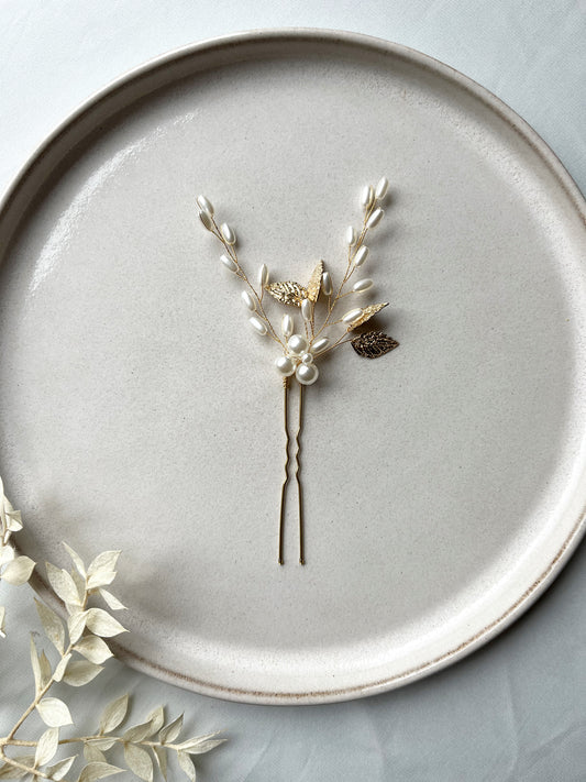 Vergoldete Haarnadel filigran im Boho Stil – Perlen & Blätter für Braut & Anlass