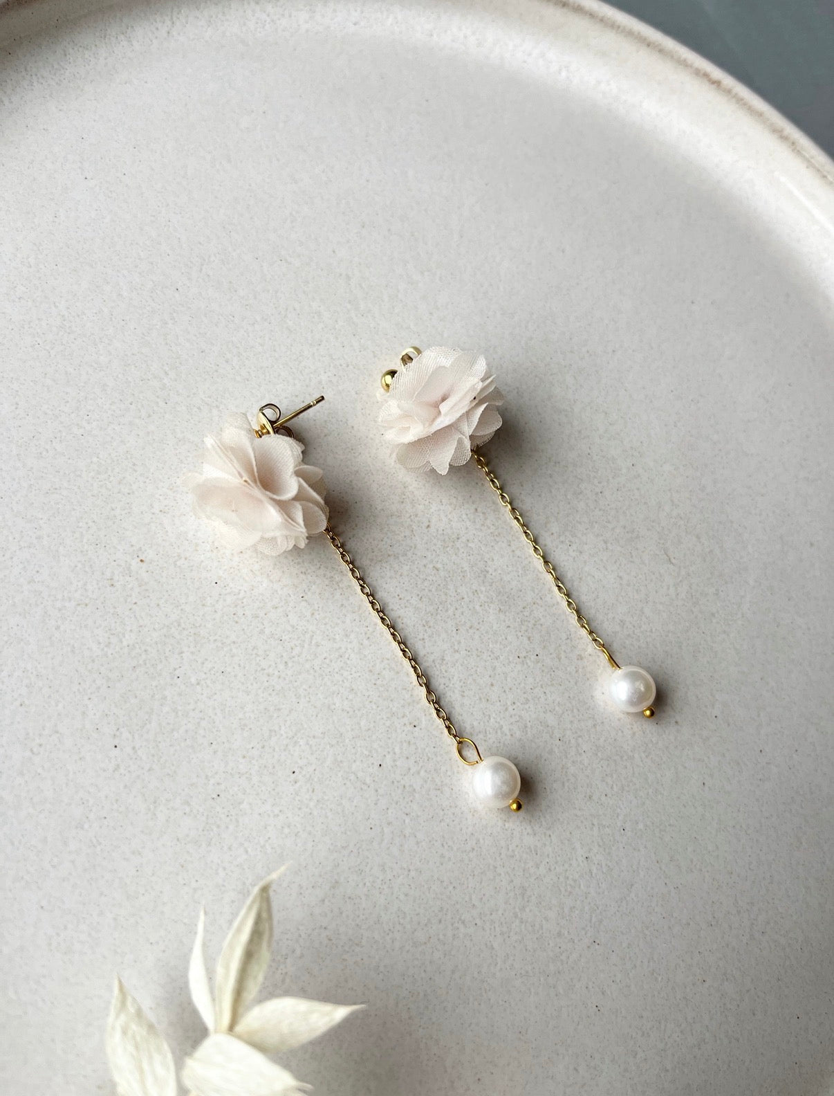 Vergoldete Ohrstecker mit Blüte & Perle – wandelbare Ohrringe aus Edelstahl