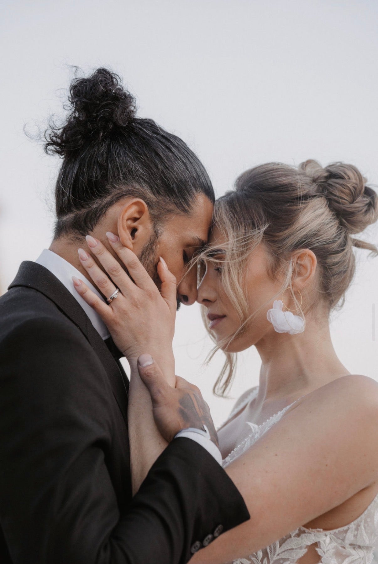 Vergoldete Creolen mit Stoffblüten – leichte Brautohrringe aus Edelstahl