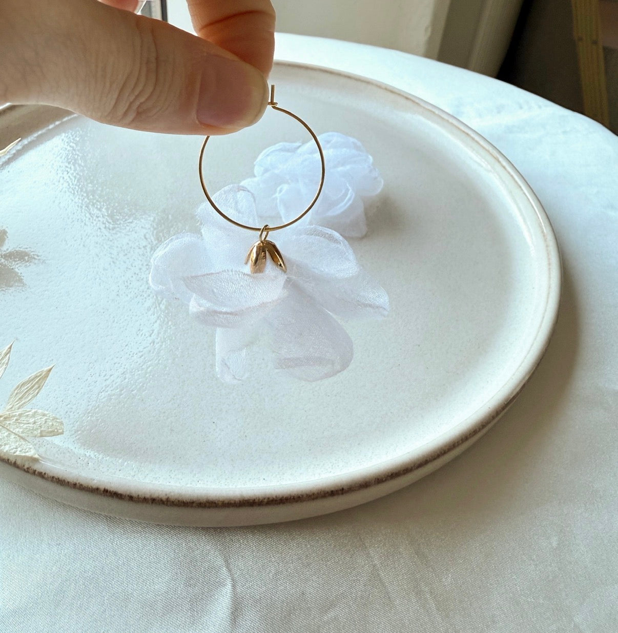 Vergoldete Creolen mit Stoffblüten – leichte Brautohrringe aus Edelstahl