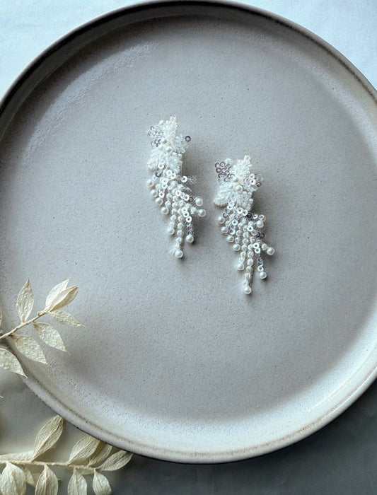 Vergoldete Braut Ohrstecker mit Stoffblüten – leichte Ohrringe aus Edelstahl