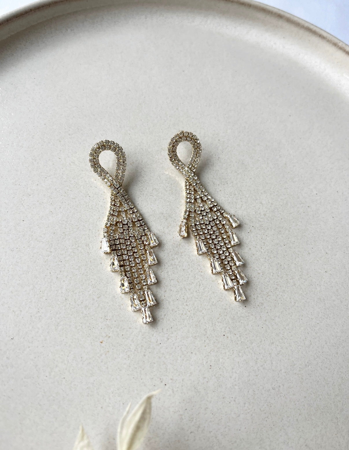 Glitzernde Ohrstecker vergoldet – elegante Statement Ohrringe für Braut & Events