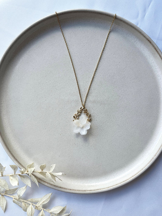 Florale Brautkette mit Seidenblüten & Perlen – Edelstahl vergoldet oder silberfarben, 40–45 cm