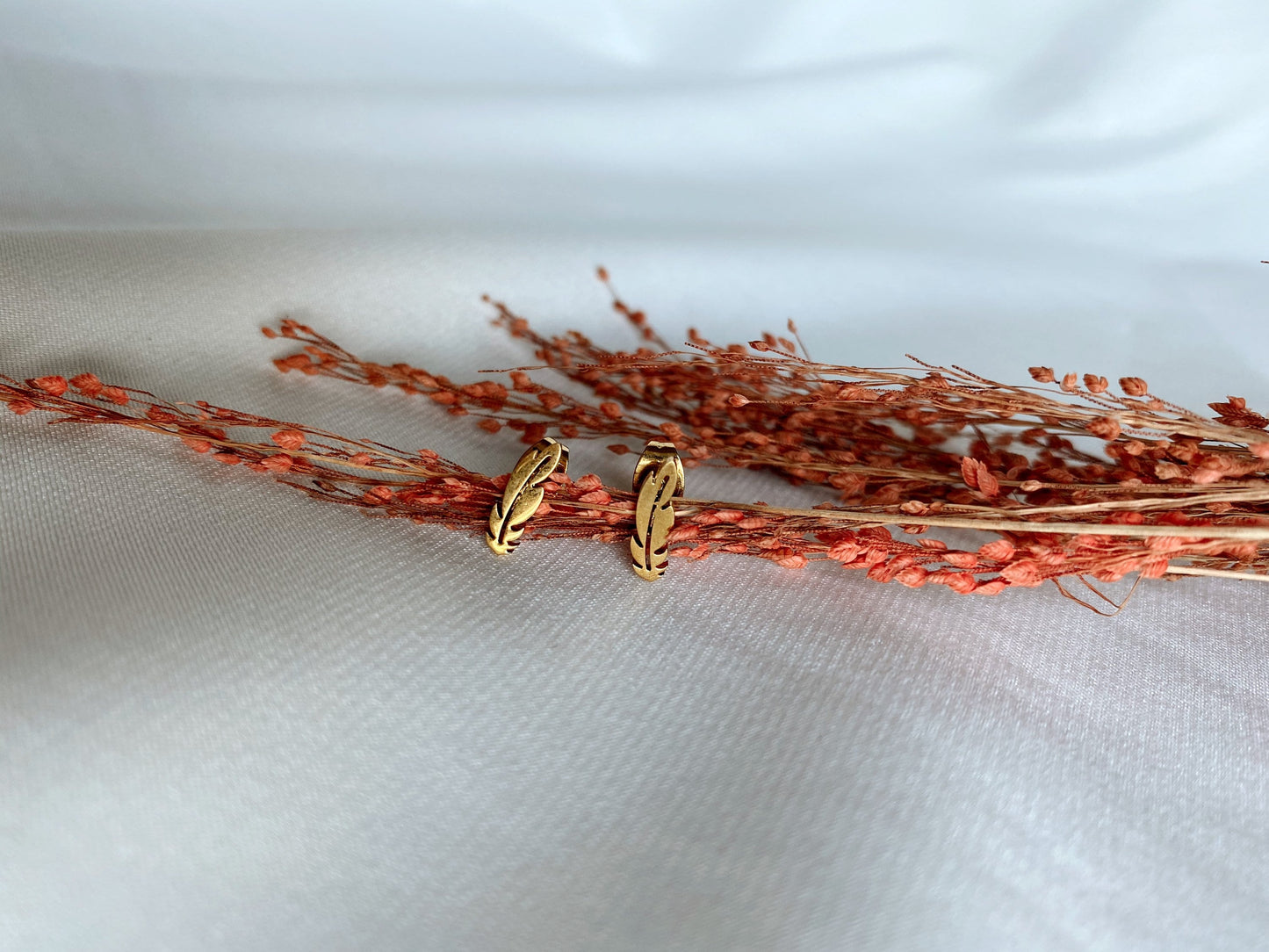 Edelstahl Ohrstecker Federn – Goldene Mini-Creolen im Federdesign | Zeitlose Ohrringe für Alltag & Kombinationen