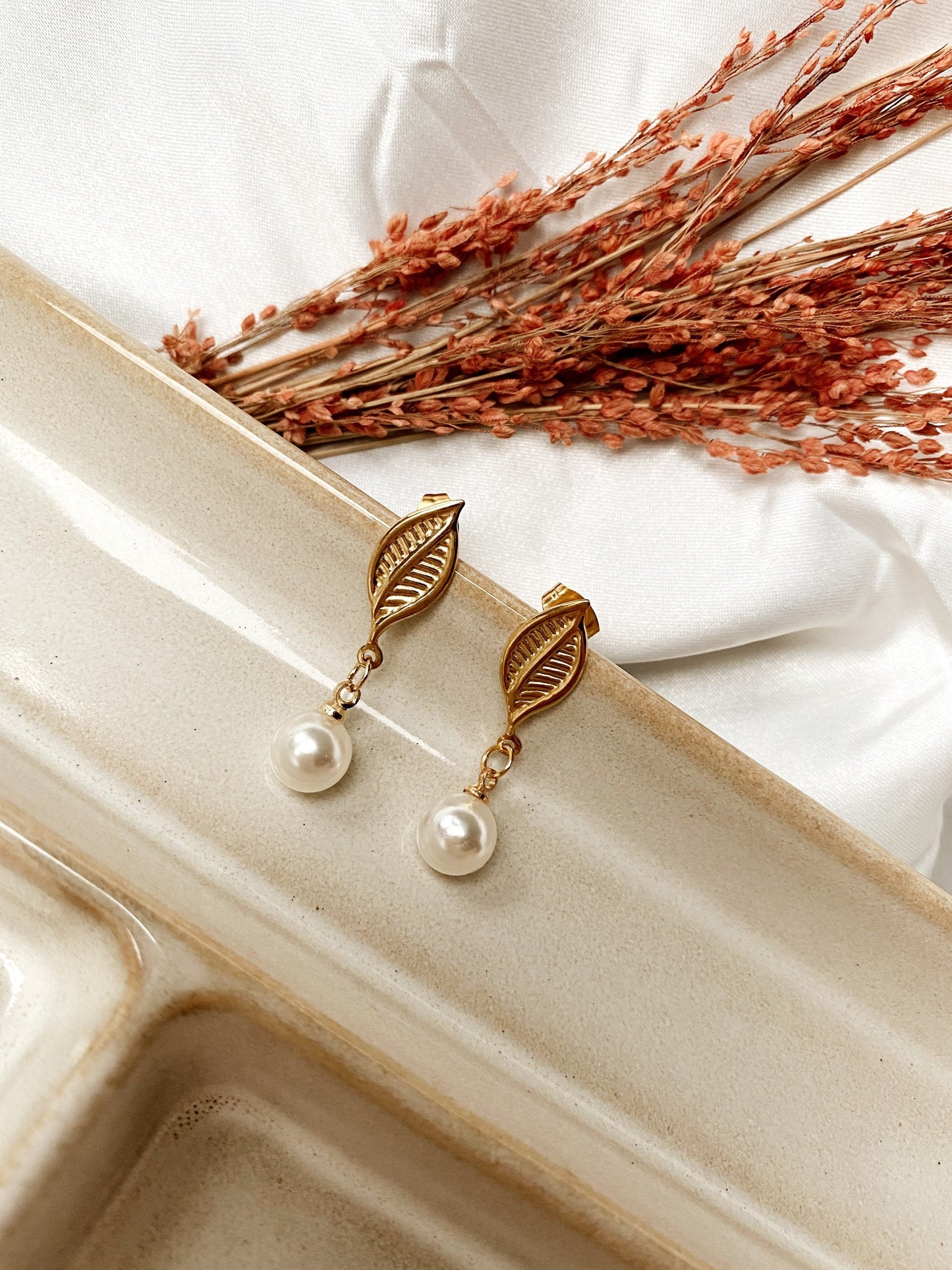 Ohrstecker mit Perle – Edelstahl Blattform & zarter Perlenanhänger | Elegant & Alltags-tauglich in Gold oder Silber