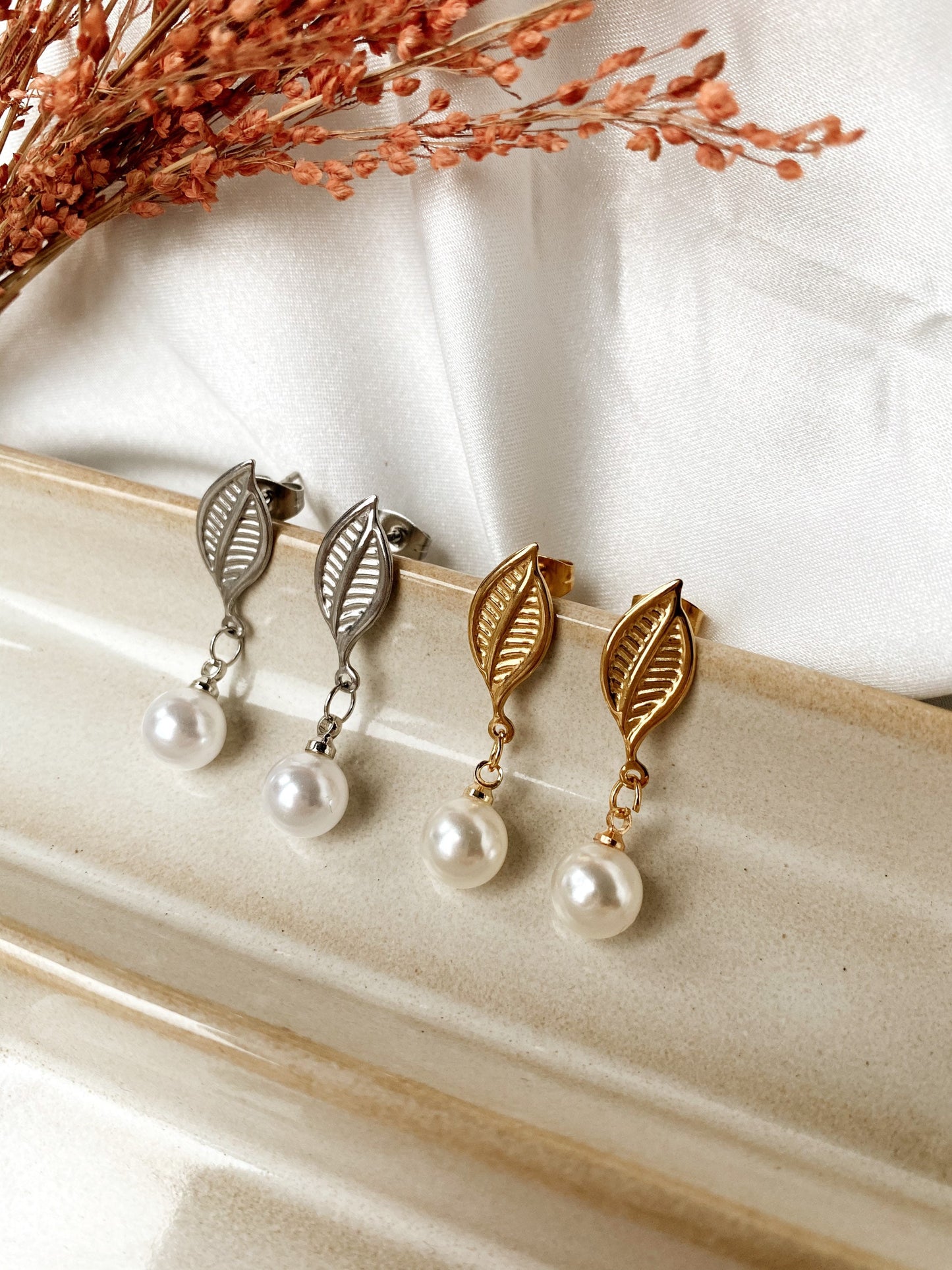 Ohrstecker mit Perle – Edelstahl Blattform & zarter Perlenanhänger | Elegant & Alltags-tauglich in Gold oder Silber