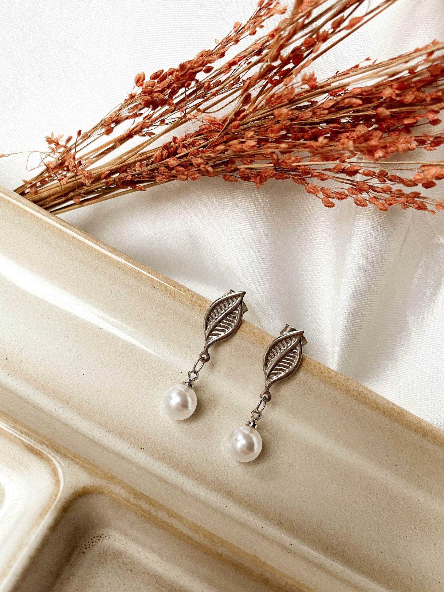 Ohrstecker mit Perle – Edelstahl Blattform & zarter Perlenanhänger | Elegant & Alltags-tauglich in Gold oder Silber