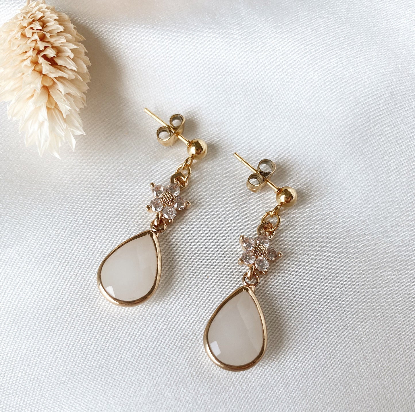 Florale Tropfenohrringe – zarte Edelstahl Ohrringe mit Zirkoniablüte und Glastropfen für Braut & Alltag