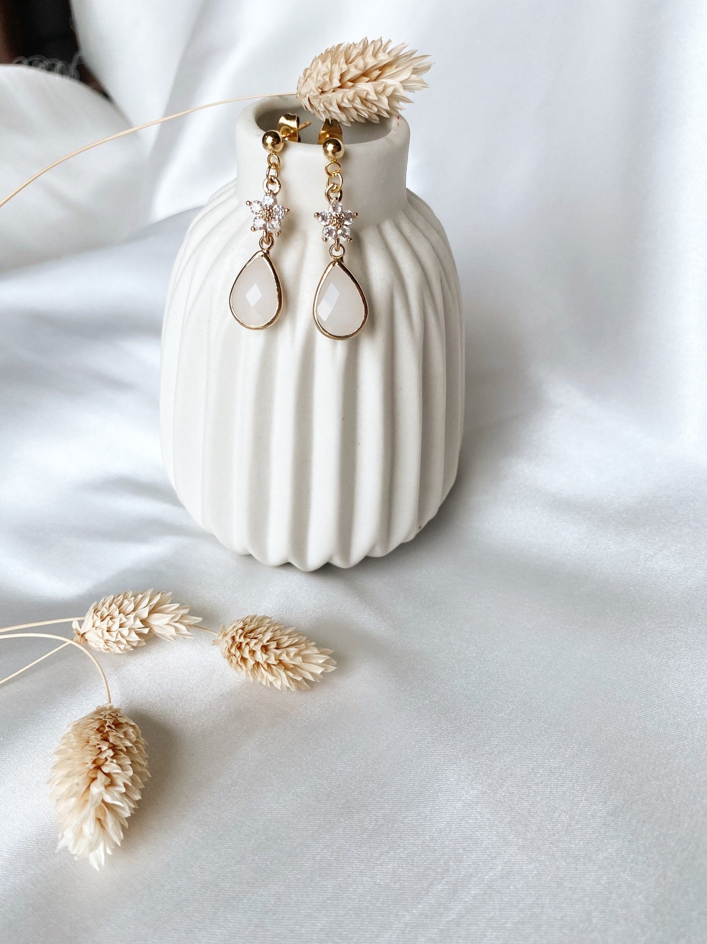 Florale Tropfenohrringe – zarte Edelstahl Ohrringe mit Zirkoniablüte und Glastropfen für Braut & Alltag