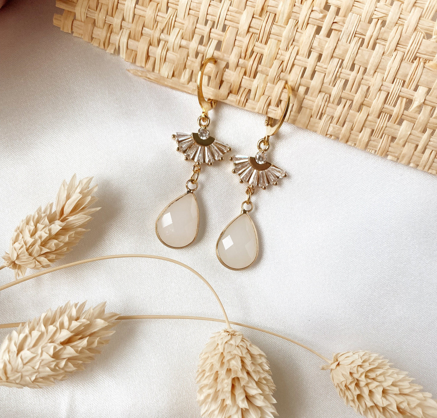 Braut Boho Ohrringe Gold – Handgefertigte Ohrringe mit Zirkoniafächer & Glastropfen | Edelstahl Creolen für Hochzeit & besondere Anlässe