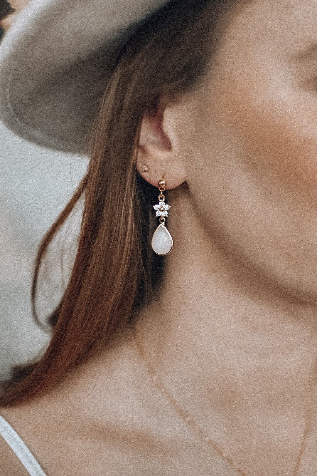 Florale Tropfenohrringe – zarte Edelstahl Ohrringe mit Zirkoniablüte und Glastropfen für Braut & Alltag