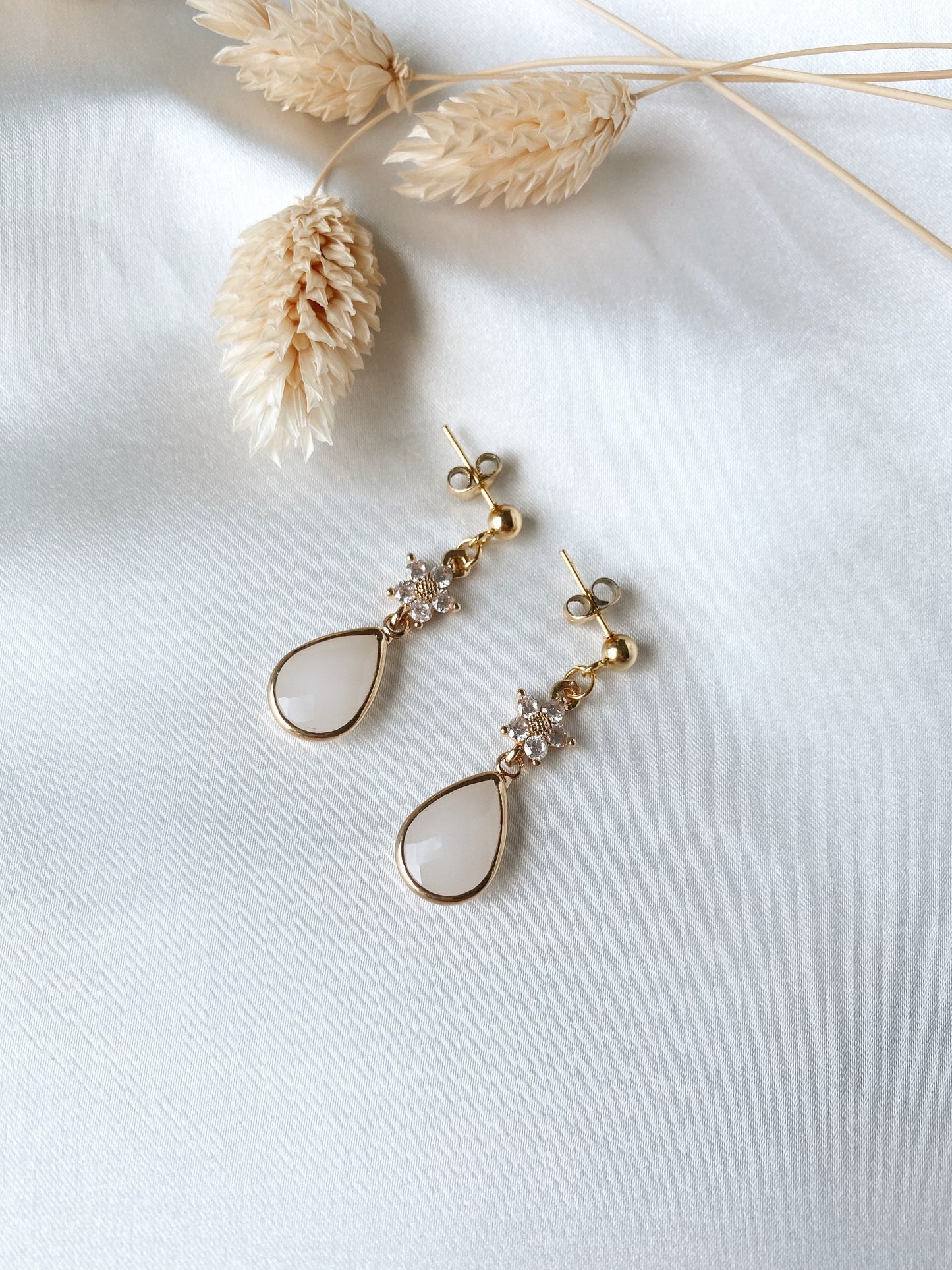 Florale Tropfenohrringe – zarte Edelstahl Ohrringe mit Zirkoniablüte und Glastropfen für Braut & Alltag