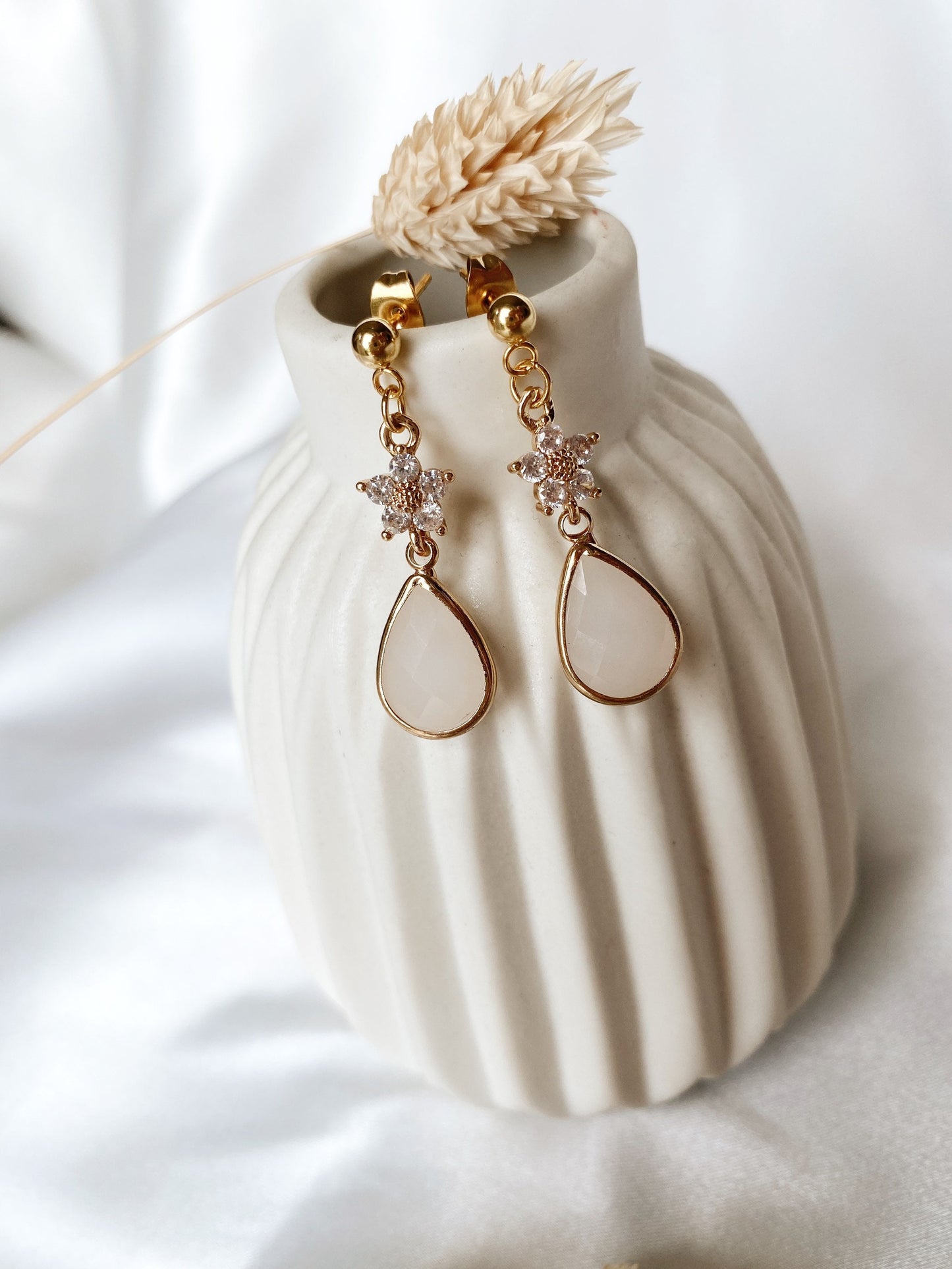 Florale Tropfenohrringe – zarte Edelstahl Ohrringe mit Zirkoniablüte und Glastropfen für Braut & Alltag