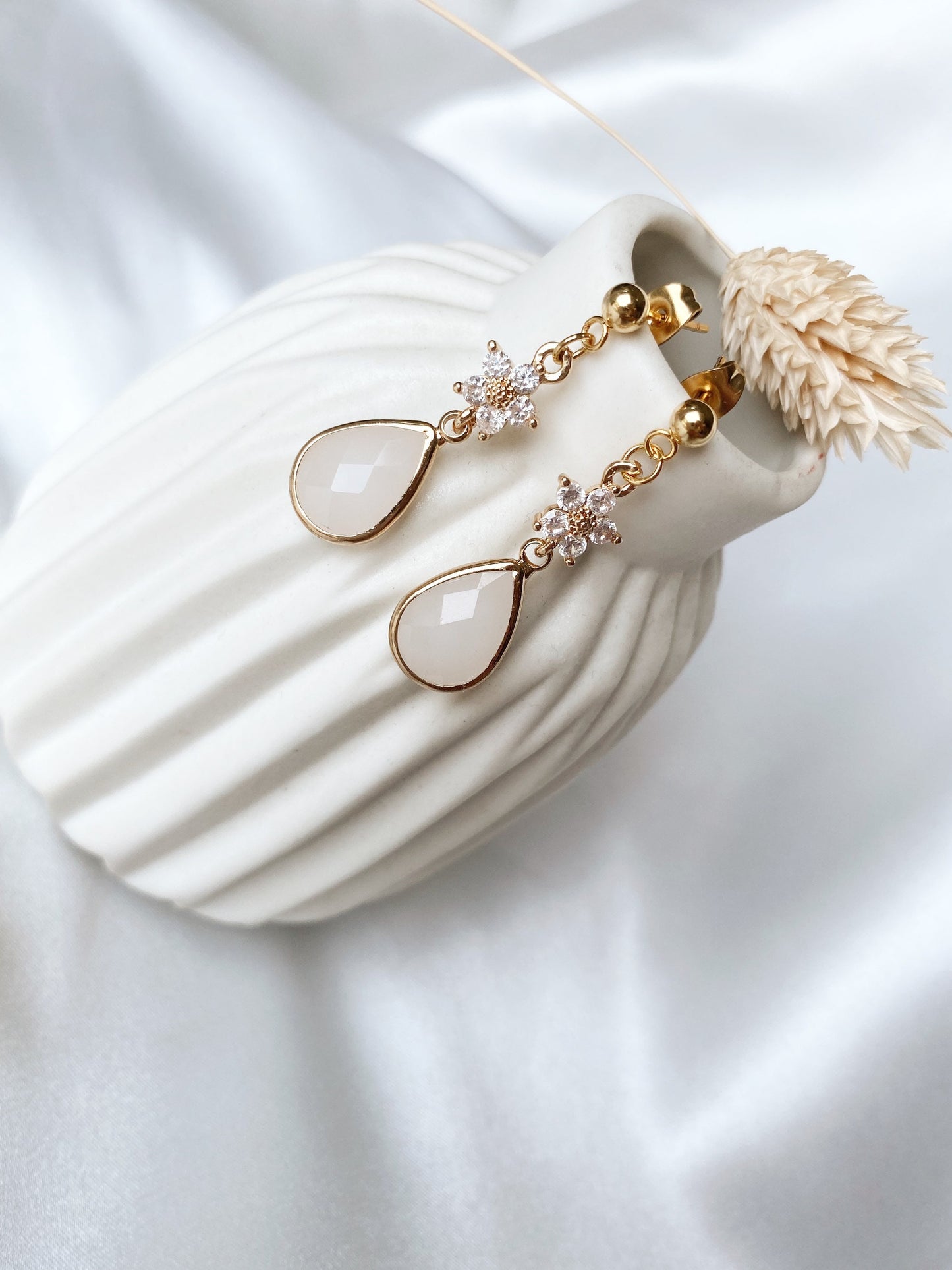 Florale Tropfenohrringe – zarte Edelstahl Ohrringe mit Zirkoniablüte und Glastropfen für Braut & Alltag