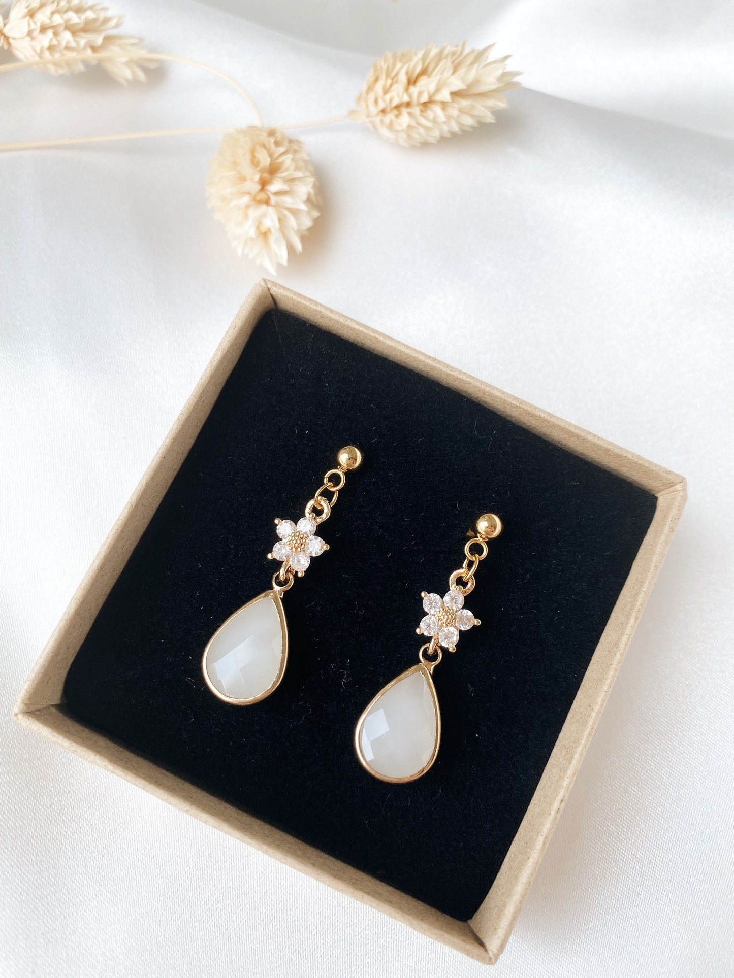 Florale Tropfenohrringe – zarte Edelstahl Ohrringe mit Zirkoniablüte und Glastropfen für Braut & Alltag