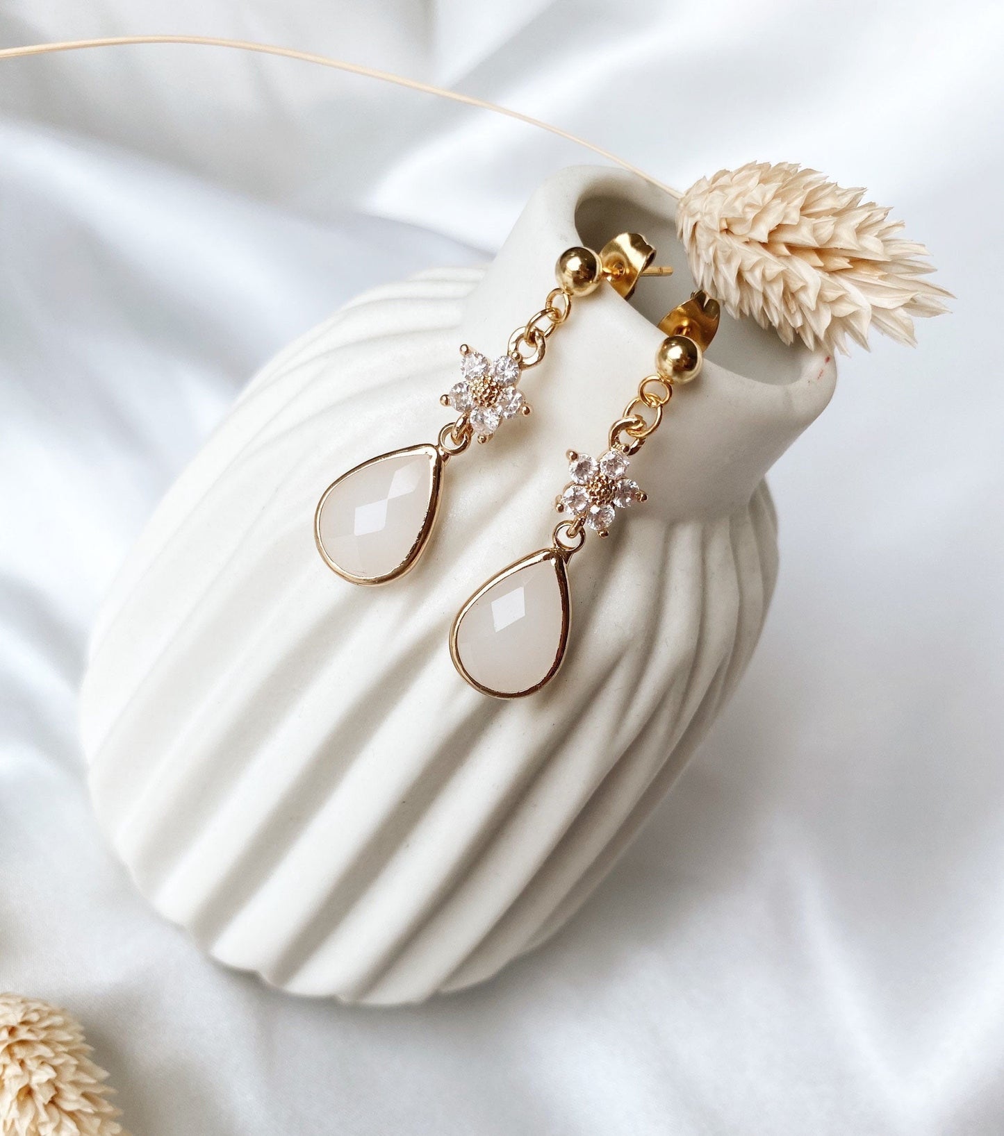 Florale Tropfenohrringe – zarte Edelstahl Ohrringe mit Zirkoniablüte und Glastropfen für Braut & Alltag