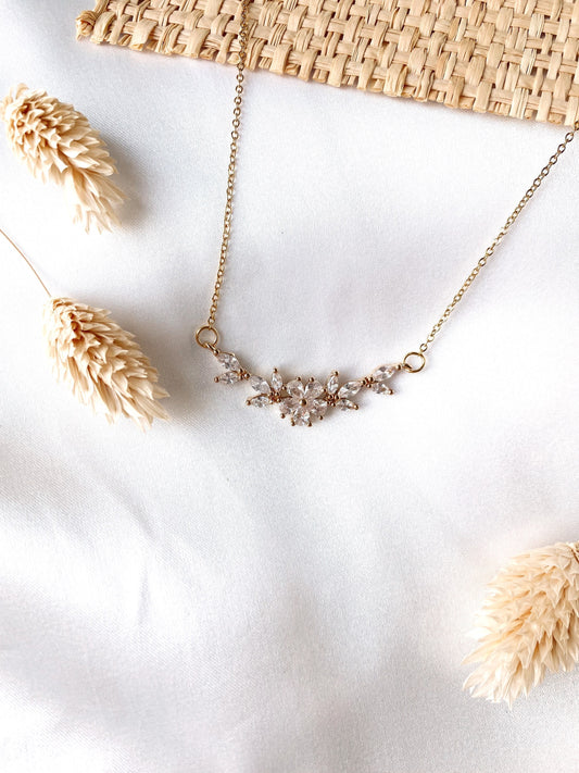 Zarte Halskette mit Zirkonia-Blumenanhänger – Brautschmuck zur Hochzeit | Boho-Schmuck für Braut & Brautjungfer | Geschenkidee