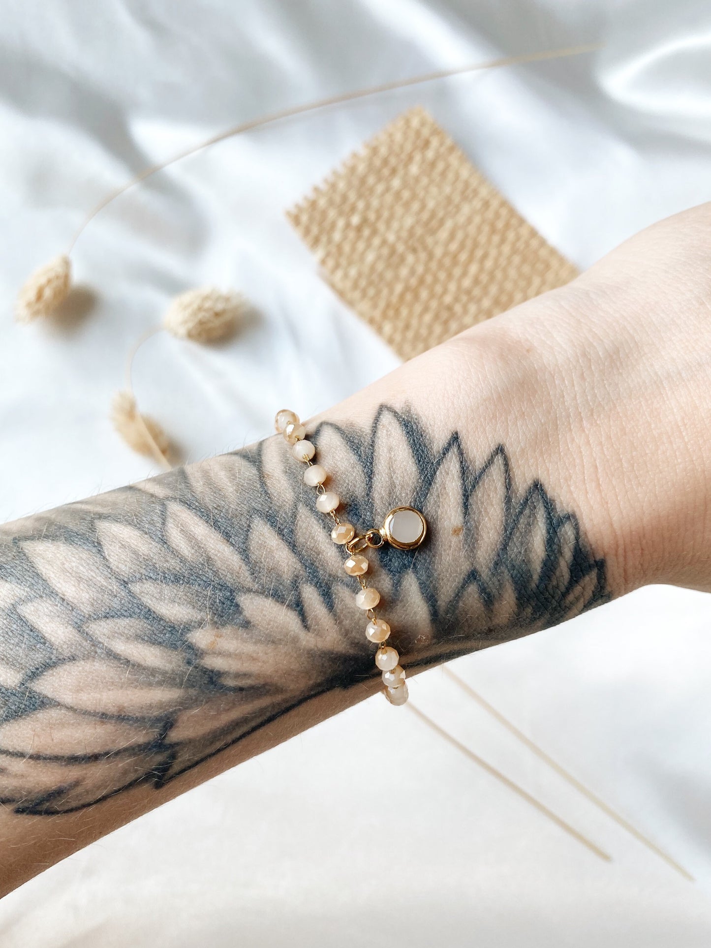 Zartes goldfarbenes Brautarmband mit peachfarbenen Glasperlen – Perlenarmband mit Anhänger | Hochzeitsschmuck aus Edelstahl