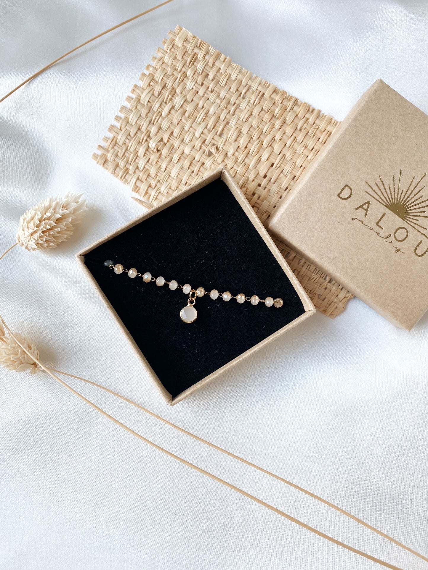 Zartes goldfarbenes Brautarmband mit peachfarbenen Glasperlen – Perlenarmband mit Anhänger | Hochzeitsschmuck aus Edelstahl