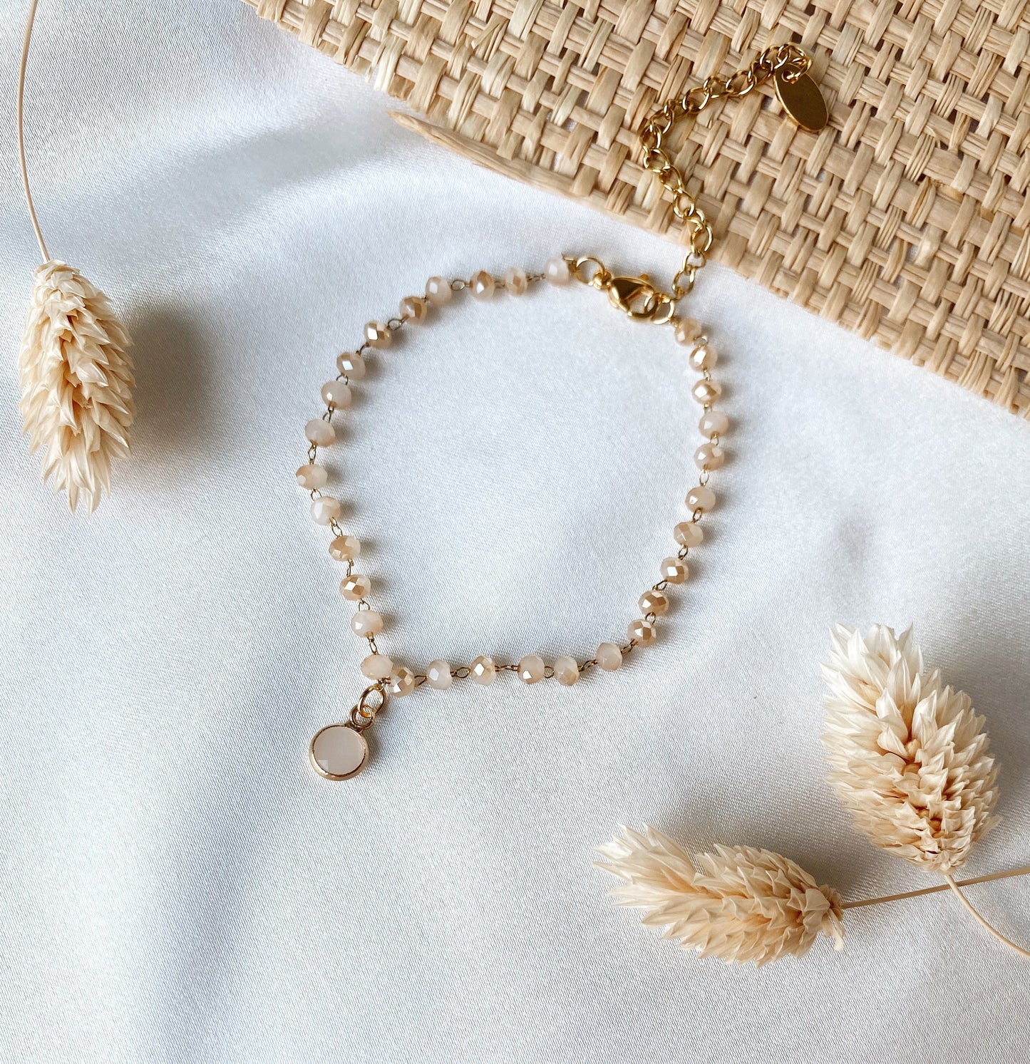 Zartes goldfarbenes Brautarmband mit peachfarbenen Glasperlen – Perlenarmband mit Anhänger | Hochzeitsschmuck aus Edelstahl