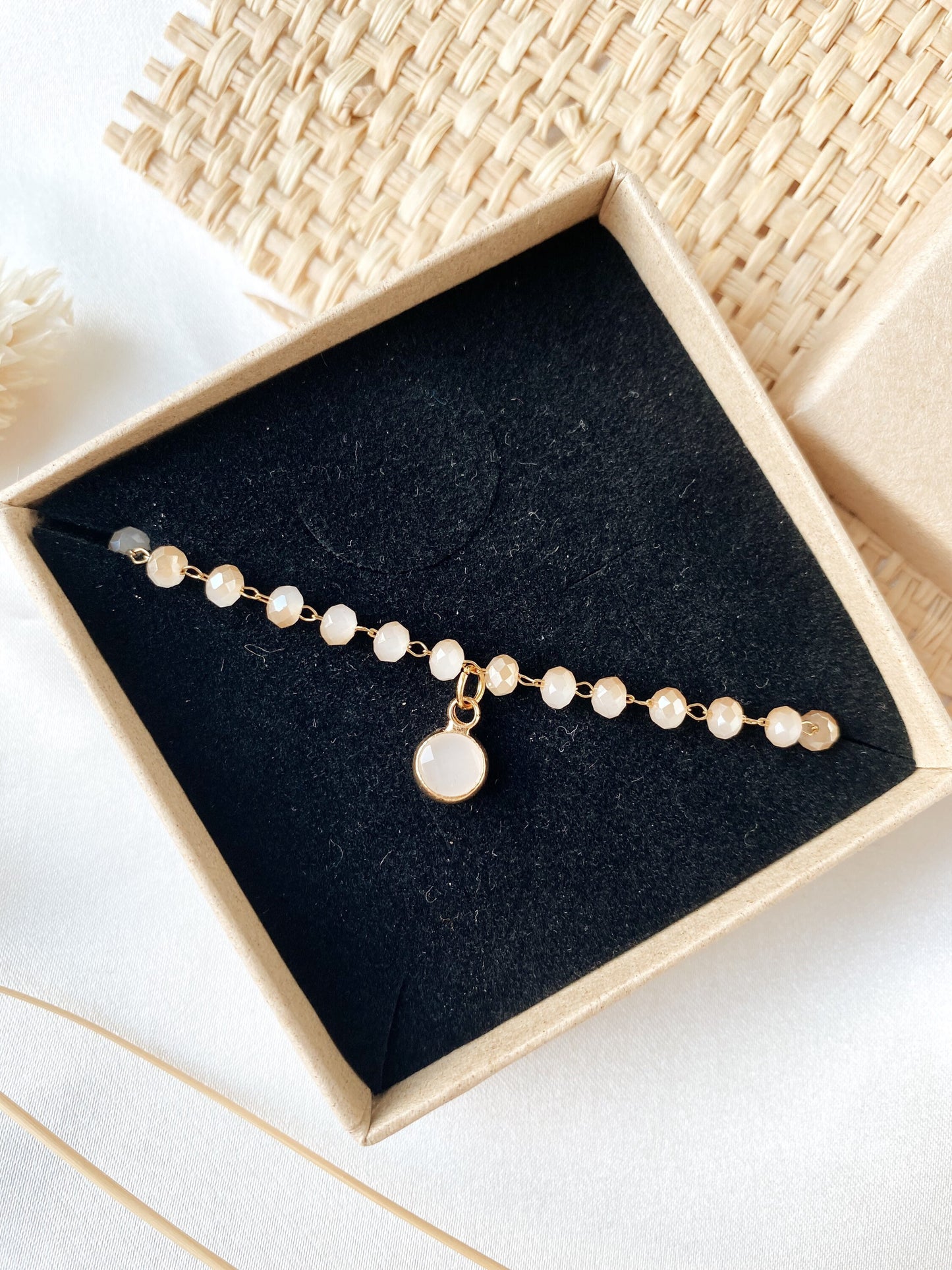 Zartes goldfarbenes Brautarmband mit peachfarbenen Glasperlen – Perlenarmband mit Anhänger | Hochzeitsschmuck aus Edelstahl