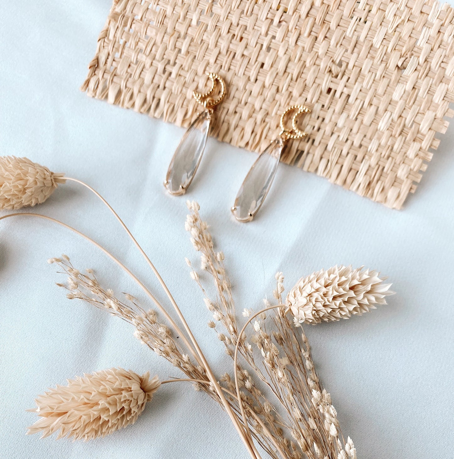 Boho Mond Ohrstecker – Handgefertigte Edelstahl Ohrringe mit Glastropfen Anhänger | Eleganter Schmuck im Boho Stil