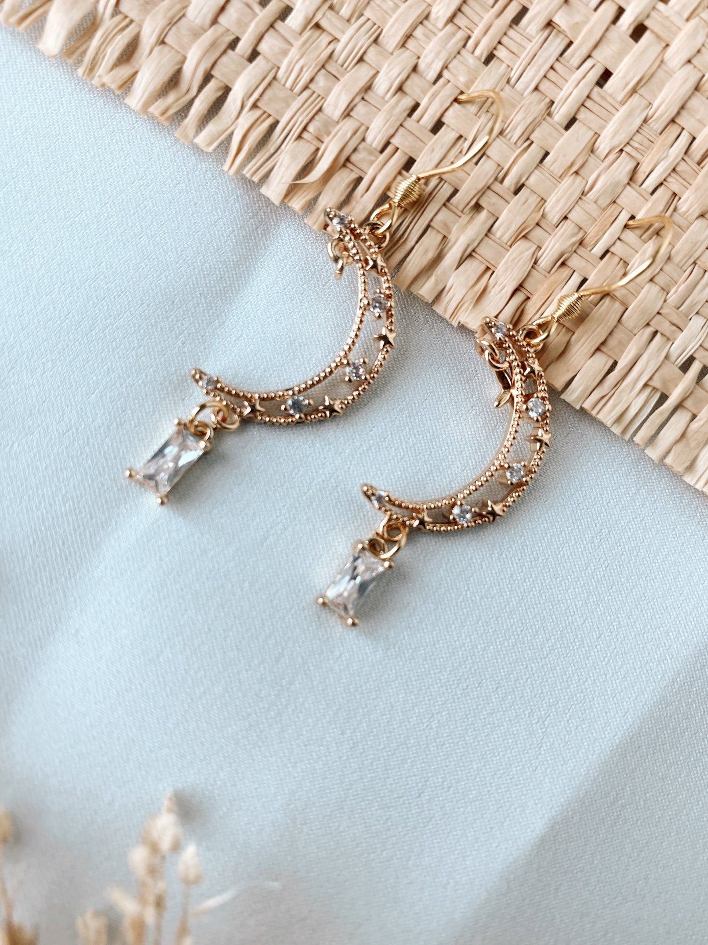 Boho Mondohrringe – Handgefertigte Ohrringe aus Edelstahl mit Strass & vergoldetem Glasanhänger | Schmuck für Boho Bräute & Freigeister