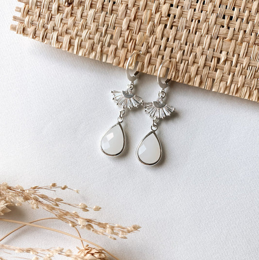 Boho-Charme für den großen Moment – Handgemachte Boho Ohrringe mit Zirkoniafächer und Tropfenanhänger in Silber