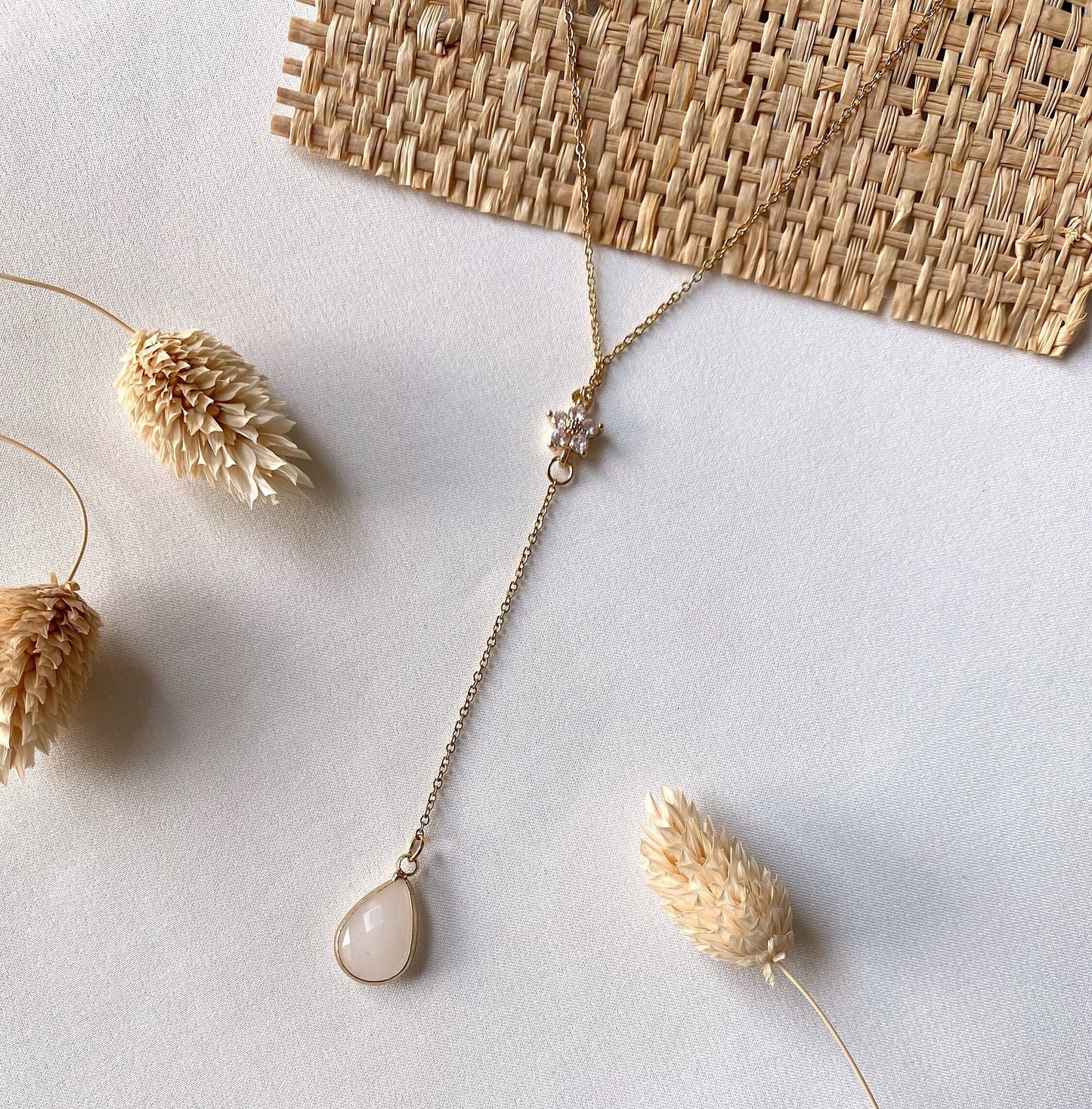 Florale Tropfenohrringe – zarte Edelstahl Ohrringe mit Zirkoniablüte und Glastropfen für Braut & Alltag