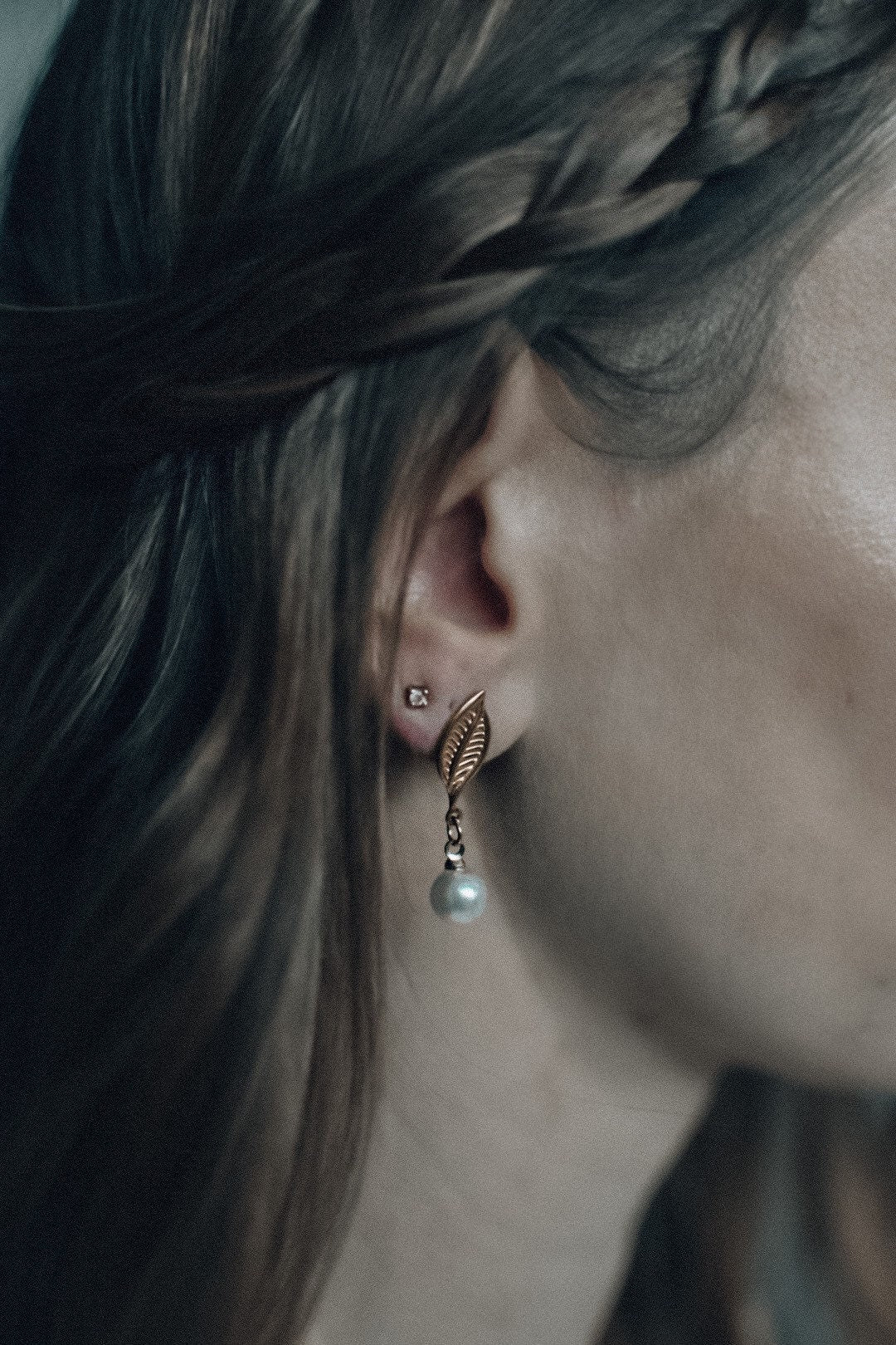 Ohrstecker mit Perle – Edelstahl Blattform & zarter Perlenanhänger | Elegant & Alltags-tauglich in Gold oder Silber