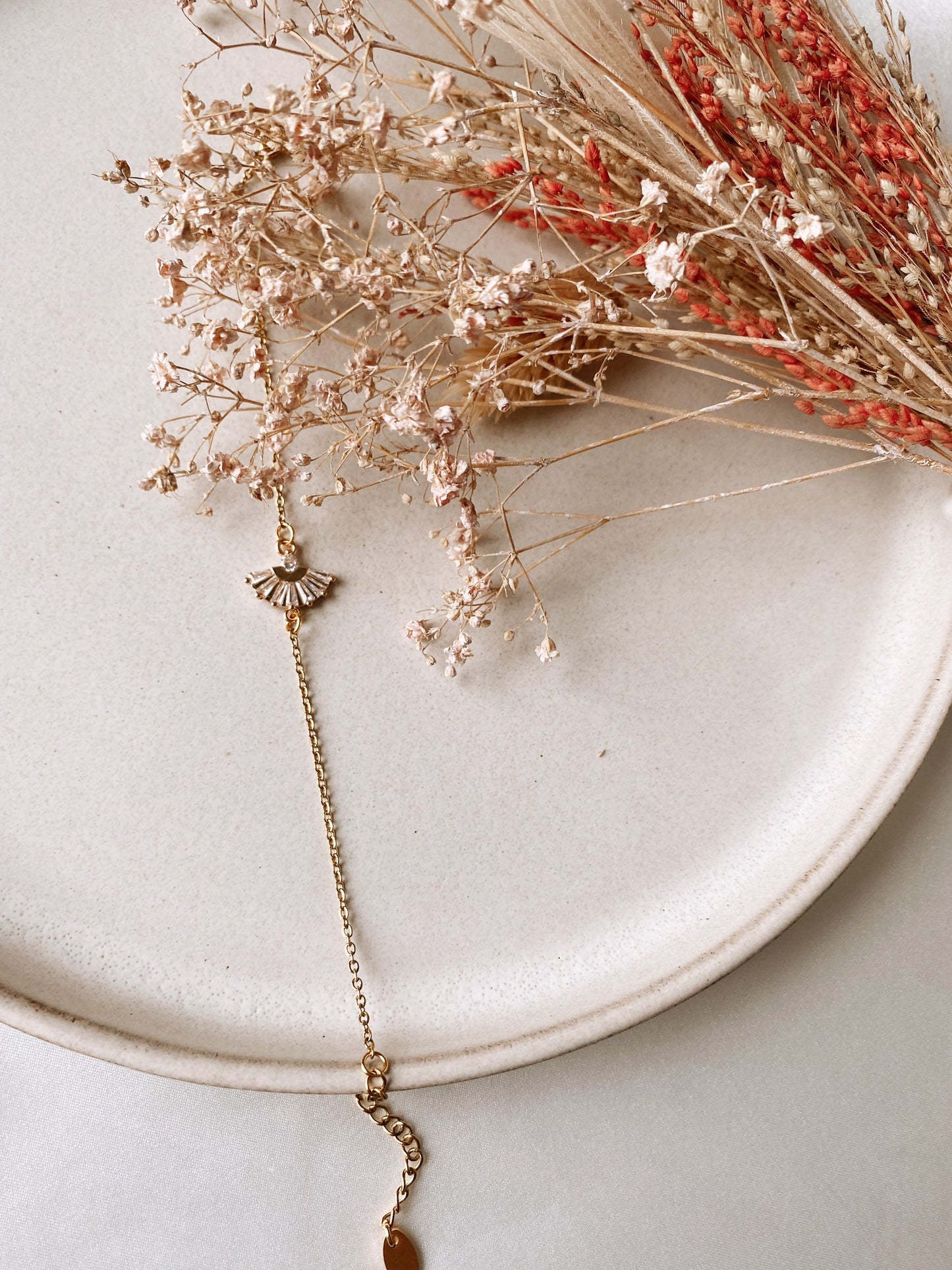 Zartes Brautarmband mit Zirkonia-Verbinder – Hochzeitsschmuck aus Edelstahl in Goldfarben