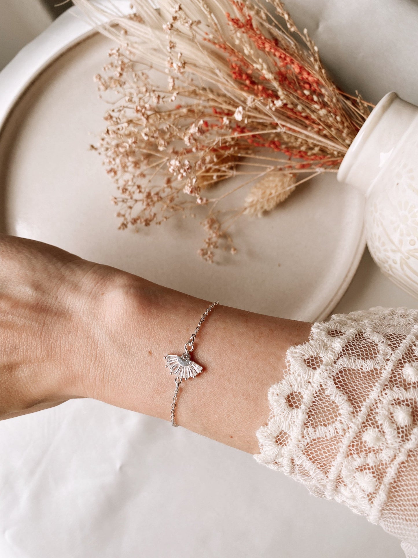 Zartes Brautarmband mit Zirkonia-Verbinder – Hochzeitsschmuck aus Edelstahl in Silber