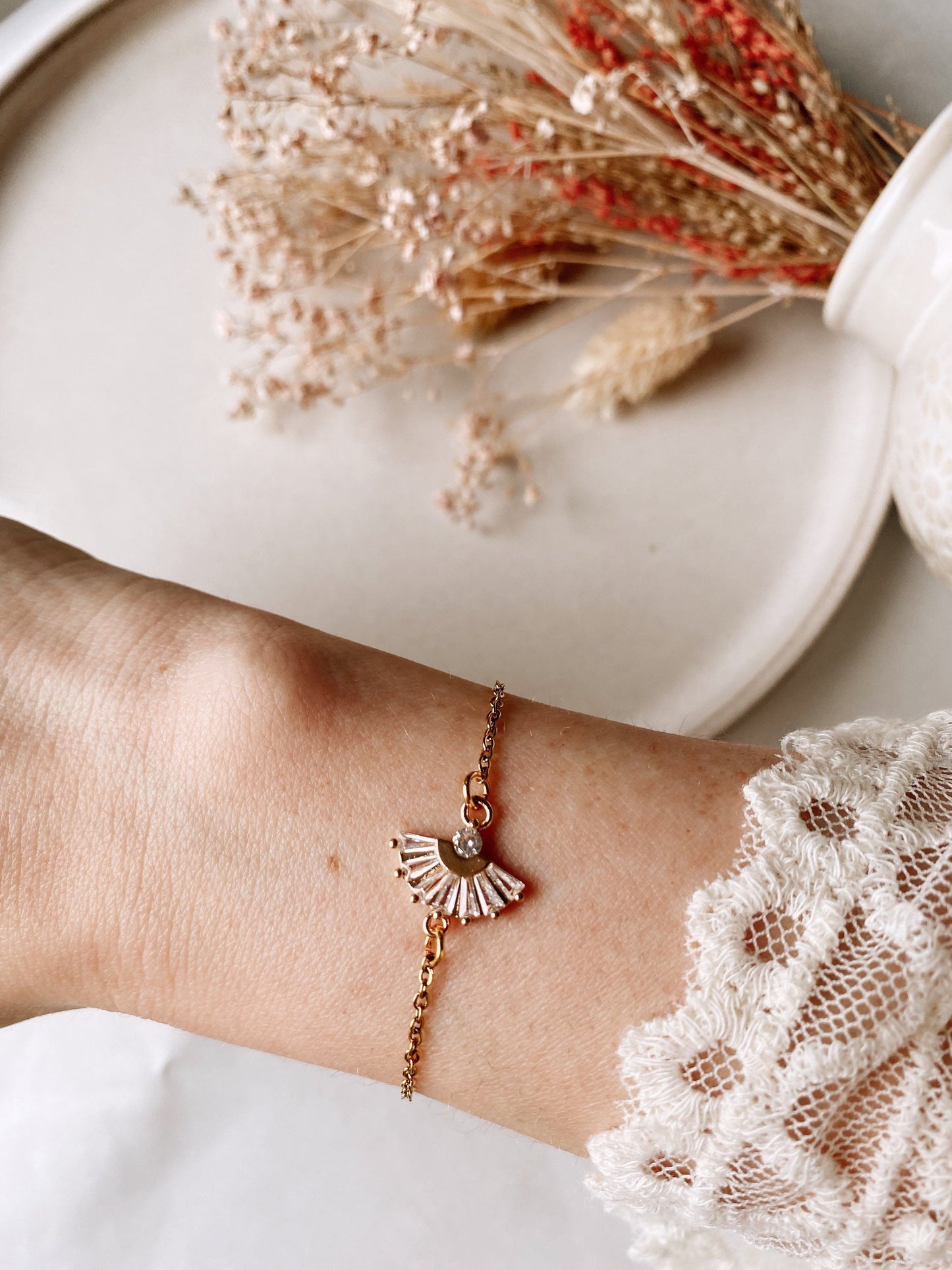 Zartes Brautarmband mit Zirkonia-Verbinder – Hochzeitsschmuck aus Edelstahl in Goldfarben