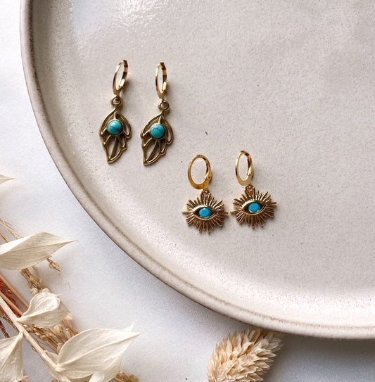 Ohrringe Türkis Auge oder Feder – Goldene Edelstahl Creolen mit türkisfarbenem Stein | Boho & Everyday Style