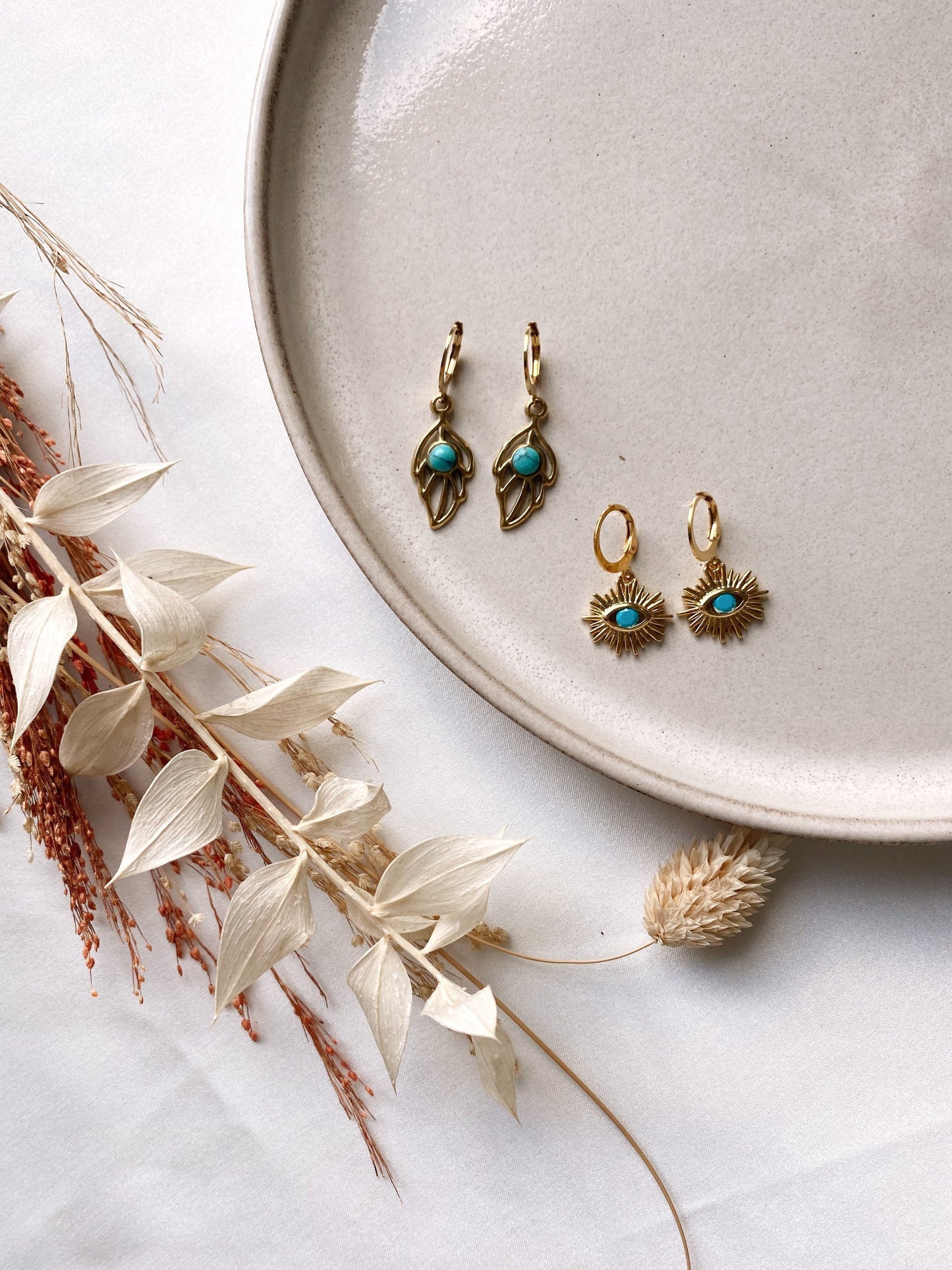 Ohrringe Türkis Auge oder Feder – Goldene Edelstahl Creolen mit türkisfarbenem Stein | Boho & Everyday Style