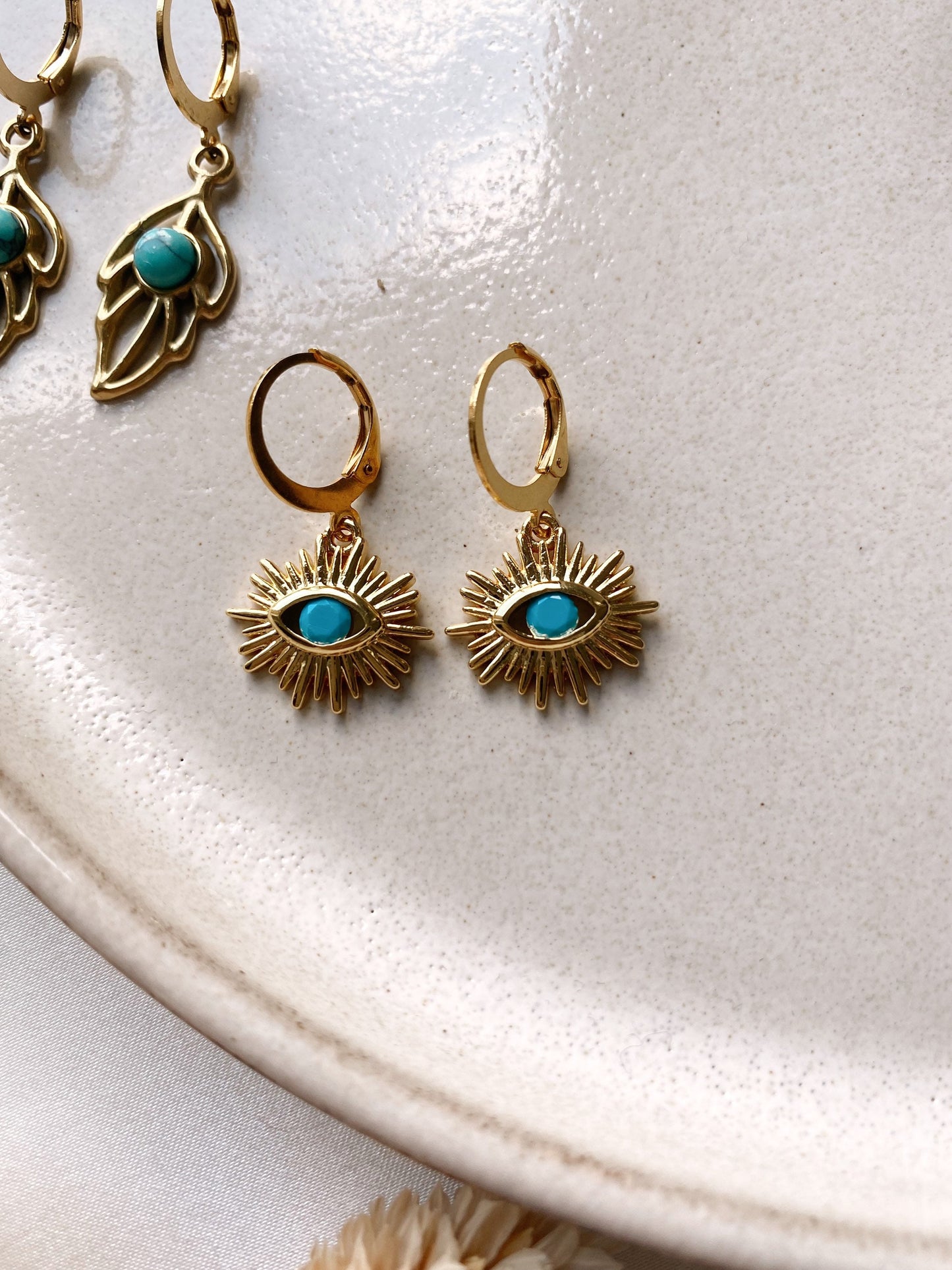Ohrringe Türkis Auge oder Feder – Goldene Edelstahl Creolen mit türkisfarbenem Stein | Boho & Everyday Style
