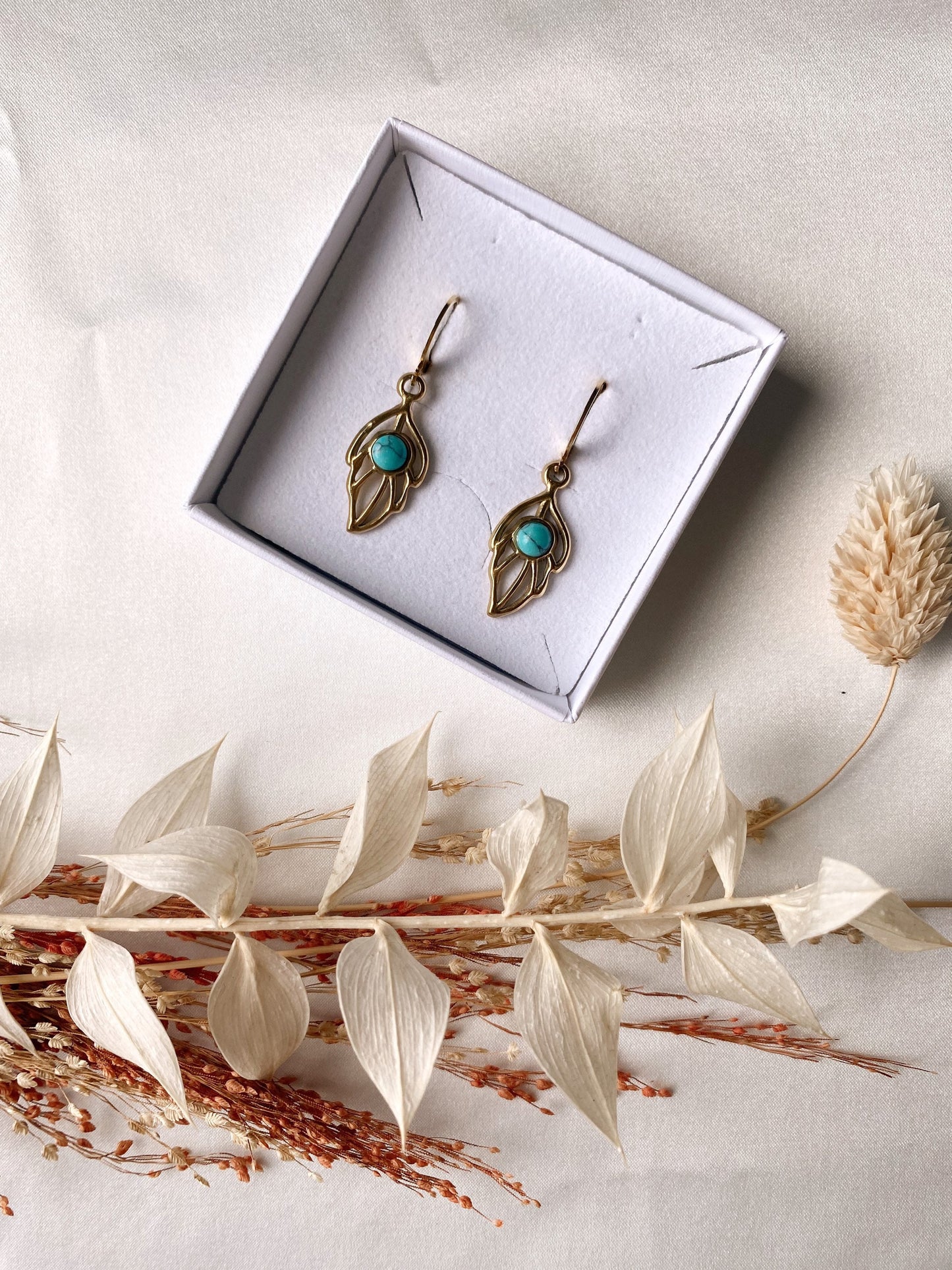 Ohrringe Türkis Auge oder Feder – Goldene Edelstahl Creolen mit türkisfarbenem Stein | Boho & Everyday Style